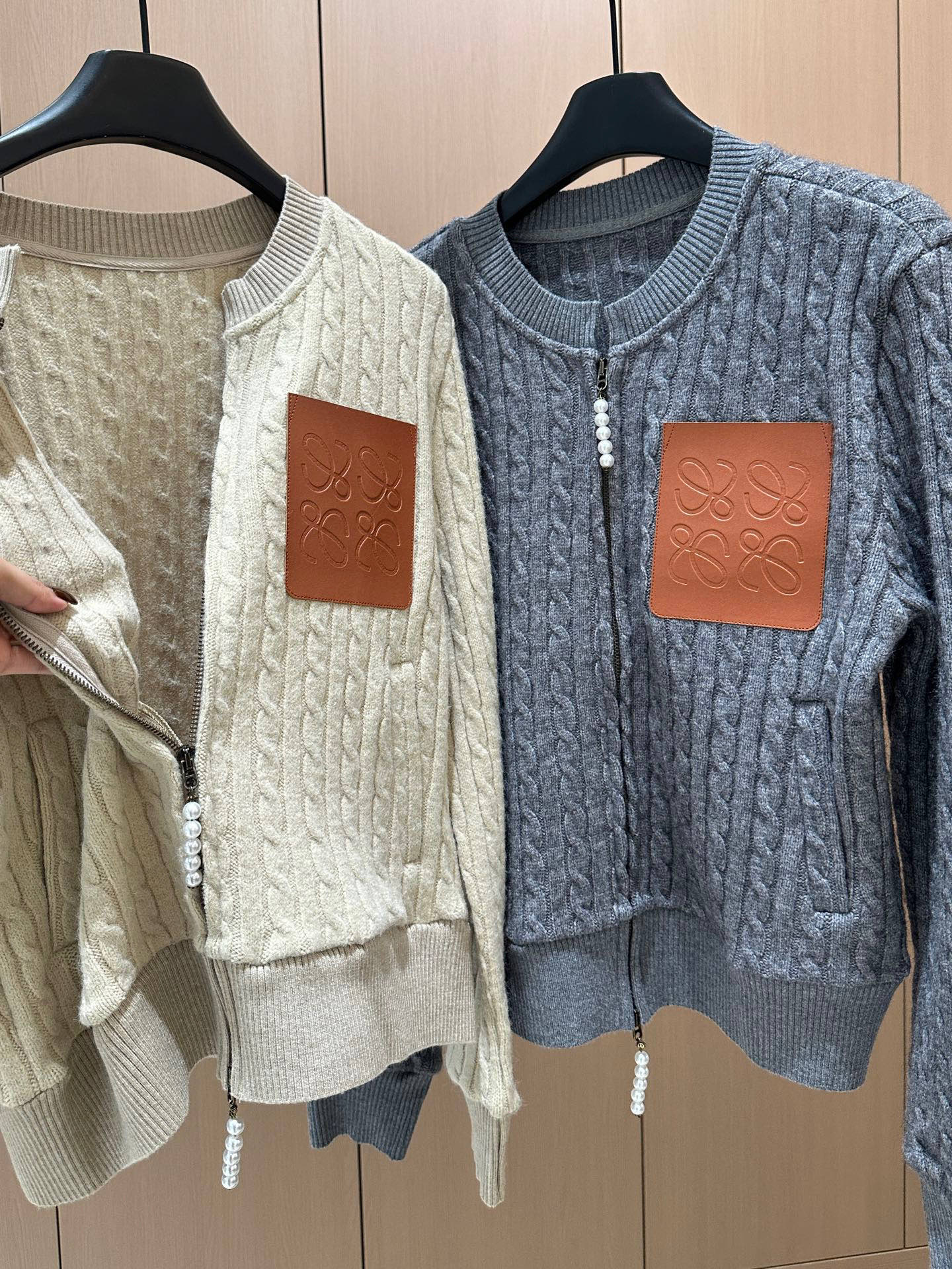 🛒𝐍𝐄𝐖 · 𝟐𝟎𝟐5/爆款现货原创 设计师 ｜25秋冬新款圆领麻花毛衣套装，谁穿谁好看!精致设计，简单