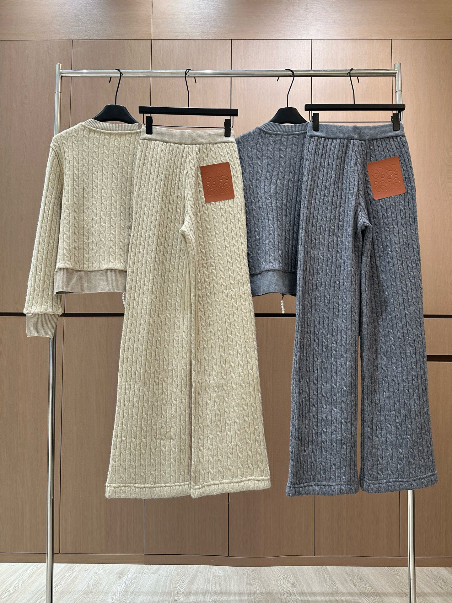 🛒𝐍𝐄𝐖 · 𝟐𝟎𝟐5/爆款现货原创 设计师 ｜25秋冬新款圆领麻花毛衣套装，谁穿谁好看!精致设计，简单