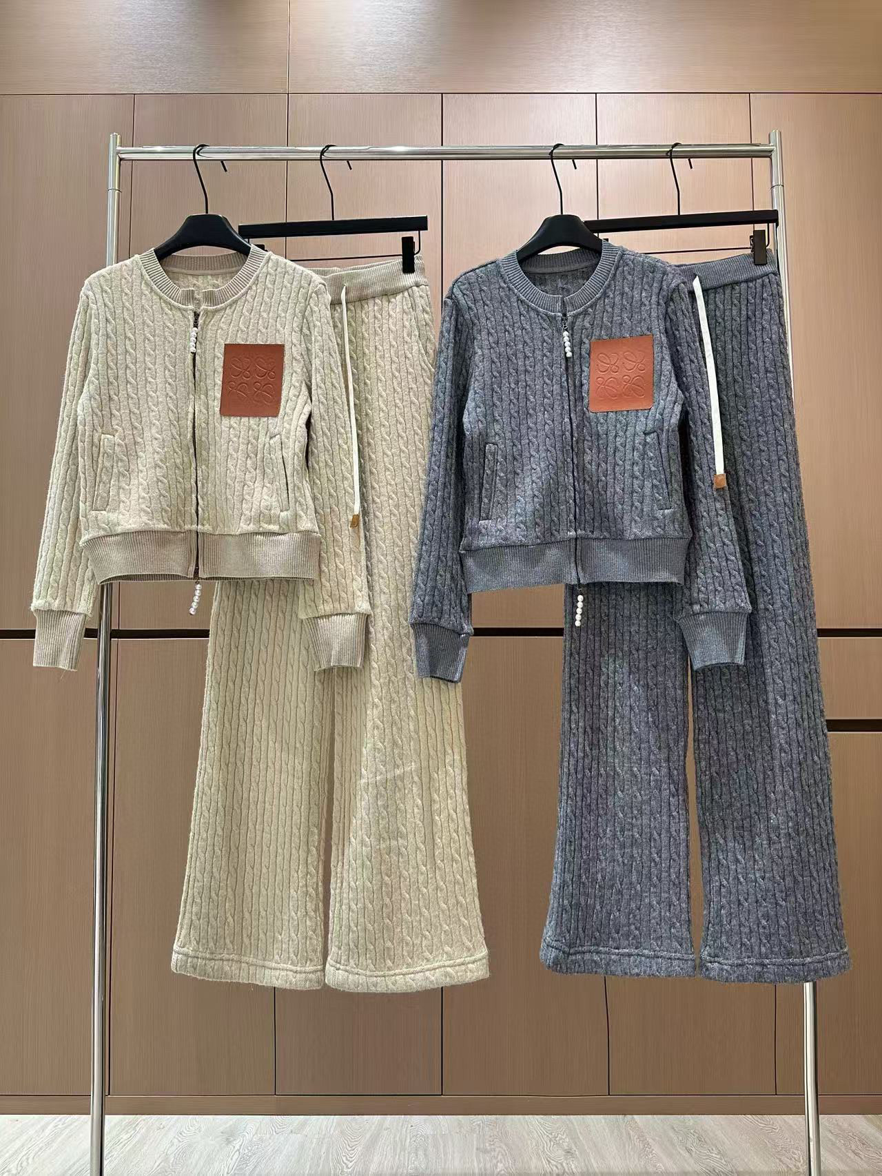 🛒𝐍𝐄𝐖 · 𝟐𝟎𝟐5/爆款现货原创 设计师 ｜25秋冬新款圆领麻花毛衣套装，谁穿谁好看!精致设计，简单