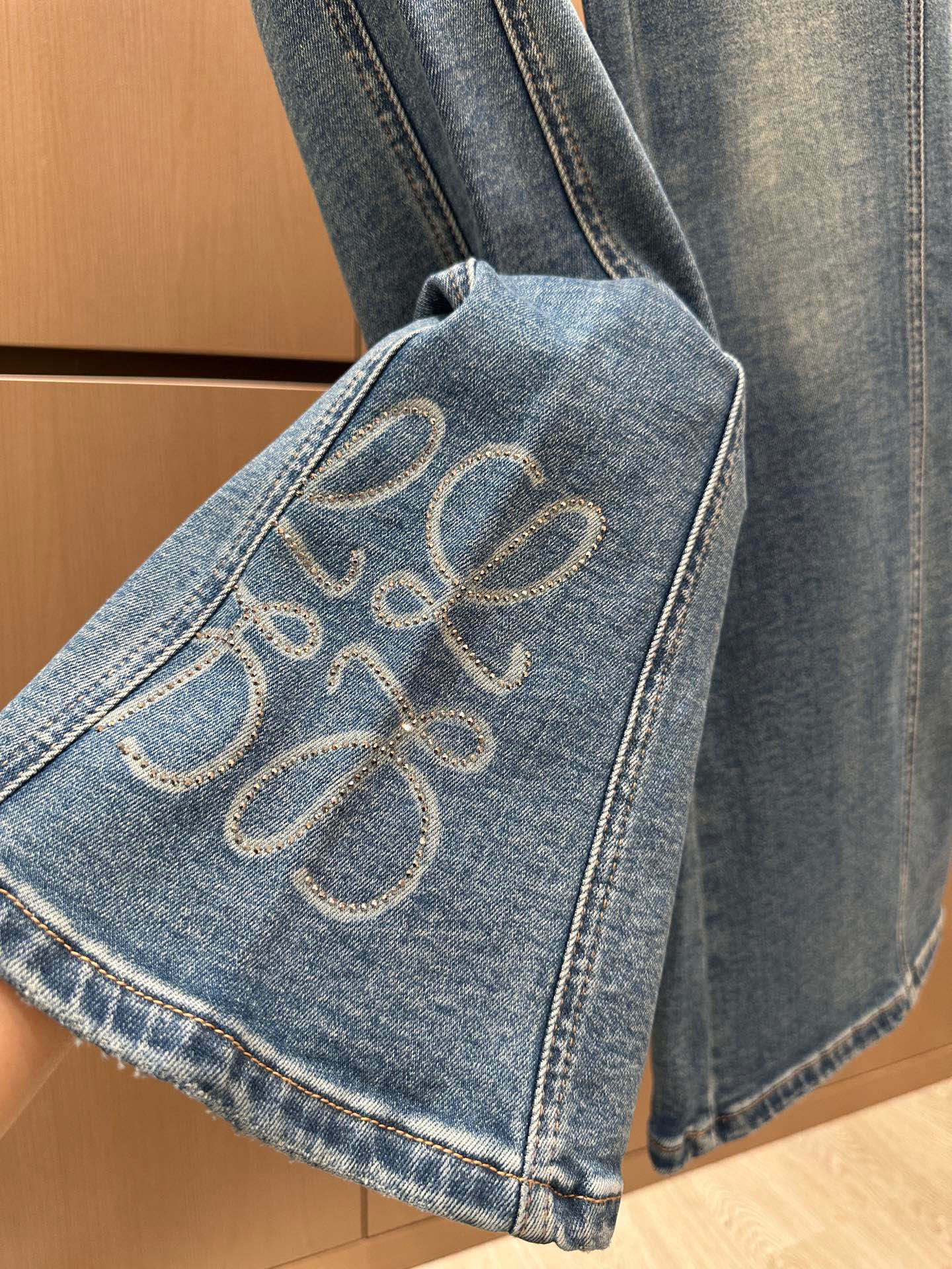 🛒𝐍𝐄𝐖 · 𝟐𝟎𝟐5/爆款现货设计师原创｜女神同款抓绒微喇牛仔裤 这款牛仔裤选用优质面料，工艺渐变色洗