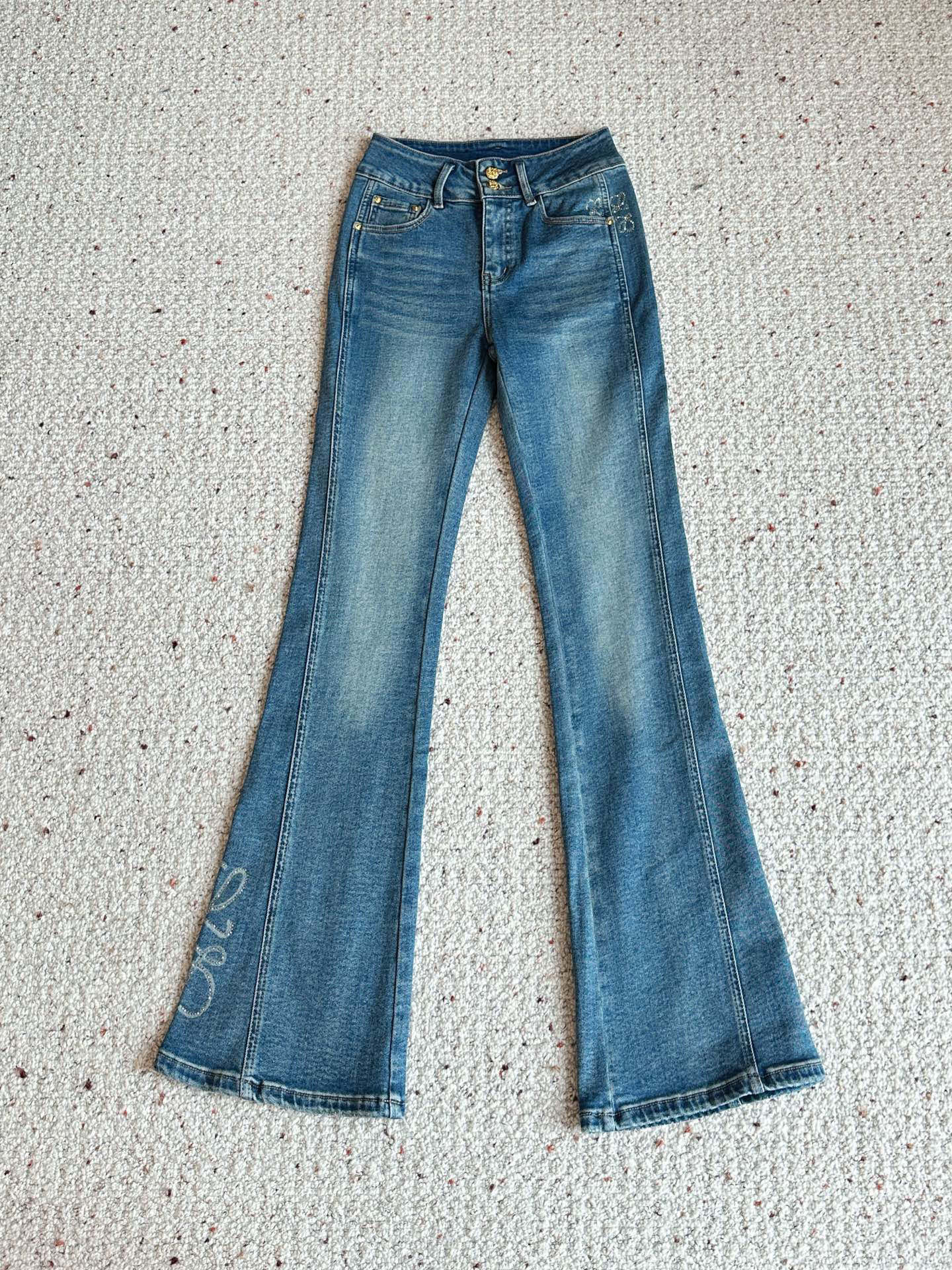 🛒𝐍𝐄𝐖 · 𝟐𝟎𝟐5/爆款现货设计师原创｜女神同款抓绒微喇牛仔裤 这款牛仔裤选用优质面料，工艺渐变色洗