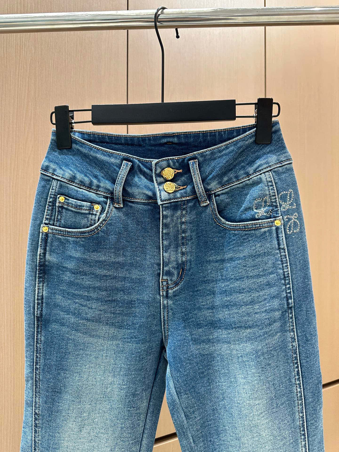 🛒𝐍𝐄𝐖 · 𝟐𝟎𝟐5/爆款现货设计师原创｜女神同款抓绒微喇牛仔裤 这款牛仔裤选用优质面料，工艺渐变色洗