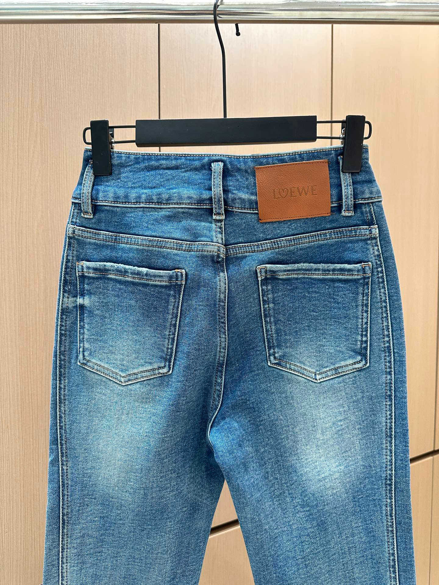 🛒𝐍𝐄𝐖 · 𝟐𝟎𝟐5/爆款现货设计师原创｜女神同款抓绒微喇牛仔裤 这款牛仔裤选用优质面料，工艺渐变色洗