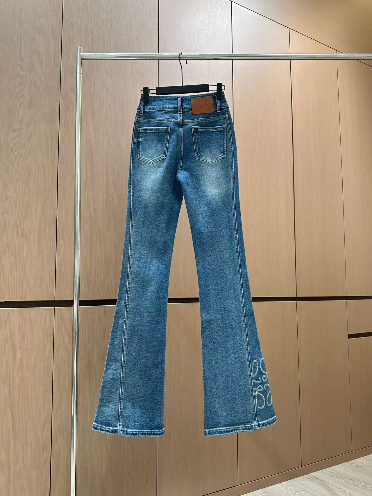 🛒𝐍𝐄𝐖 · 𝟐𝟎𝟐5/爆款现货设计师原创｜女神同款抓绒微喇牛仔裤 这款牛仔裤选用优质面料，工艺渐变色洗