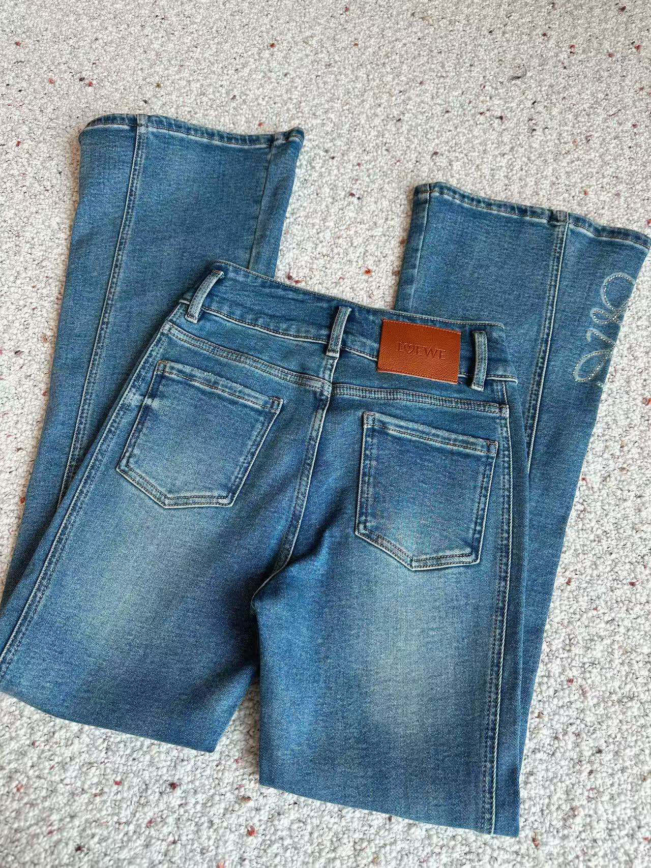 🛒𝐍𝐄𝐖 · 𝟐𝟎𝟐5/爆款现货设计师原创｜女神同款抓绒微喇牛仔裤 这款牛仔裤选用优质面料，工艺渐变色洗