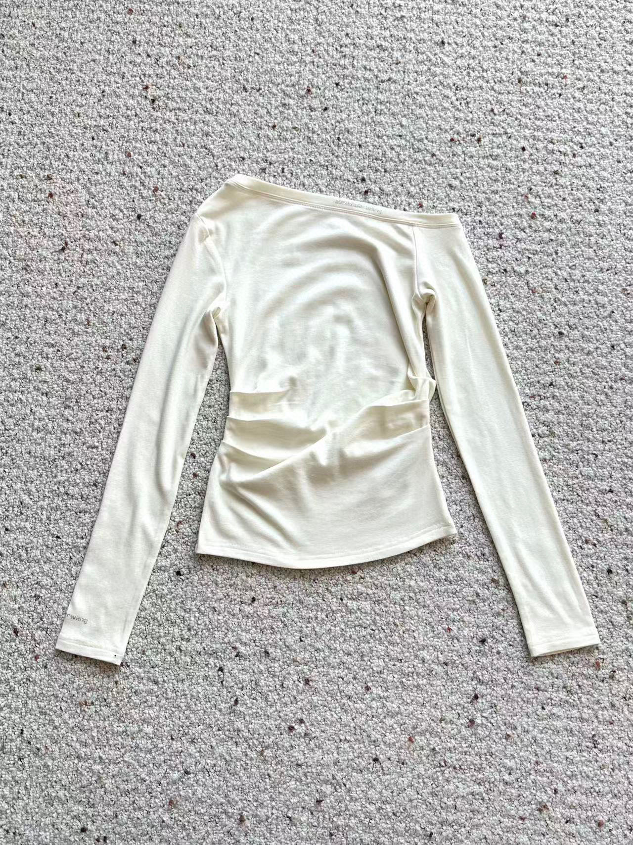 🛒𝐍𝐄𝐖 · 𝟐𝟎𝟐5/爆款现货设计师 原创｜2025新款斜肩打底衫云感舒适的系列！上身的触感谁穿谁知道