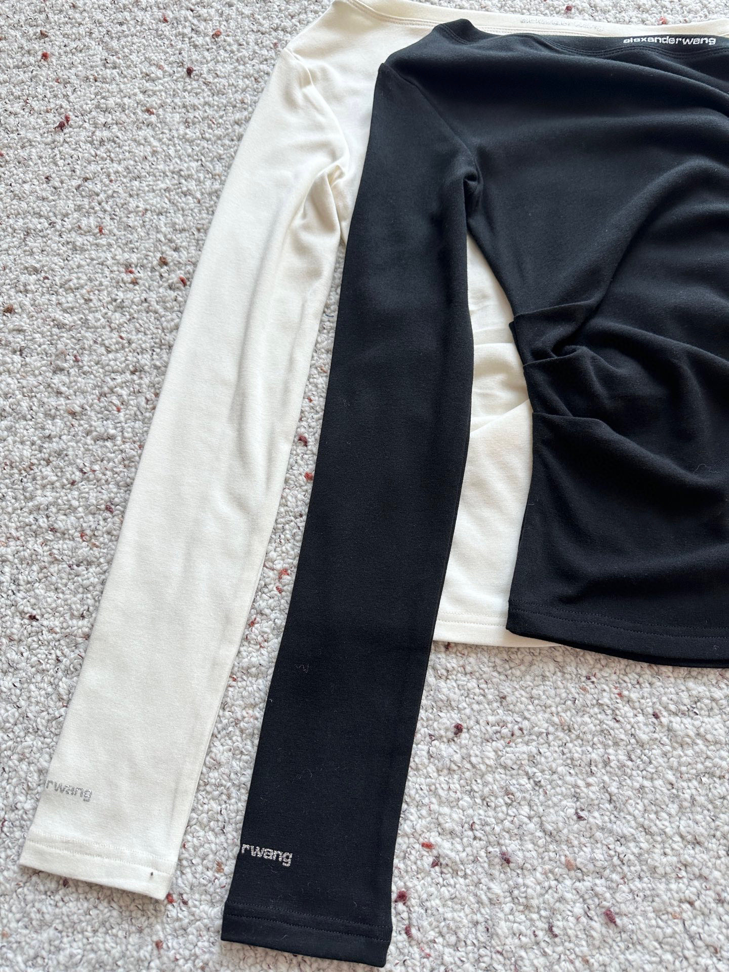 🛒𝐍𝐄𝐖 · 𝟐𝟎𝟐5/爆款现货设计师 原创｜2025新款斜肩打底衫云感舒适的系列！上身的触感谁穿谁知道