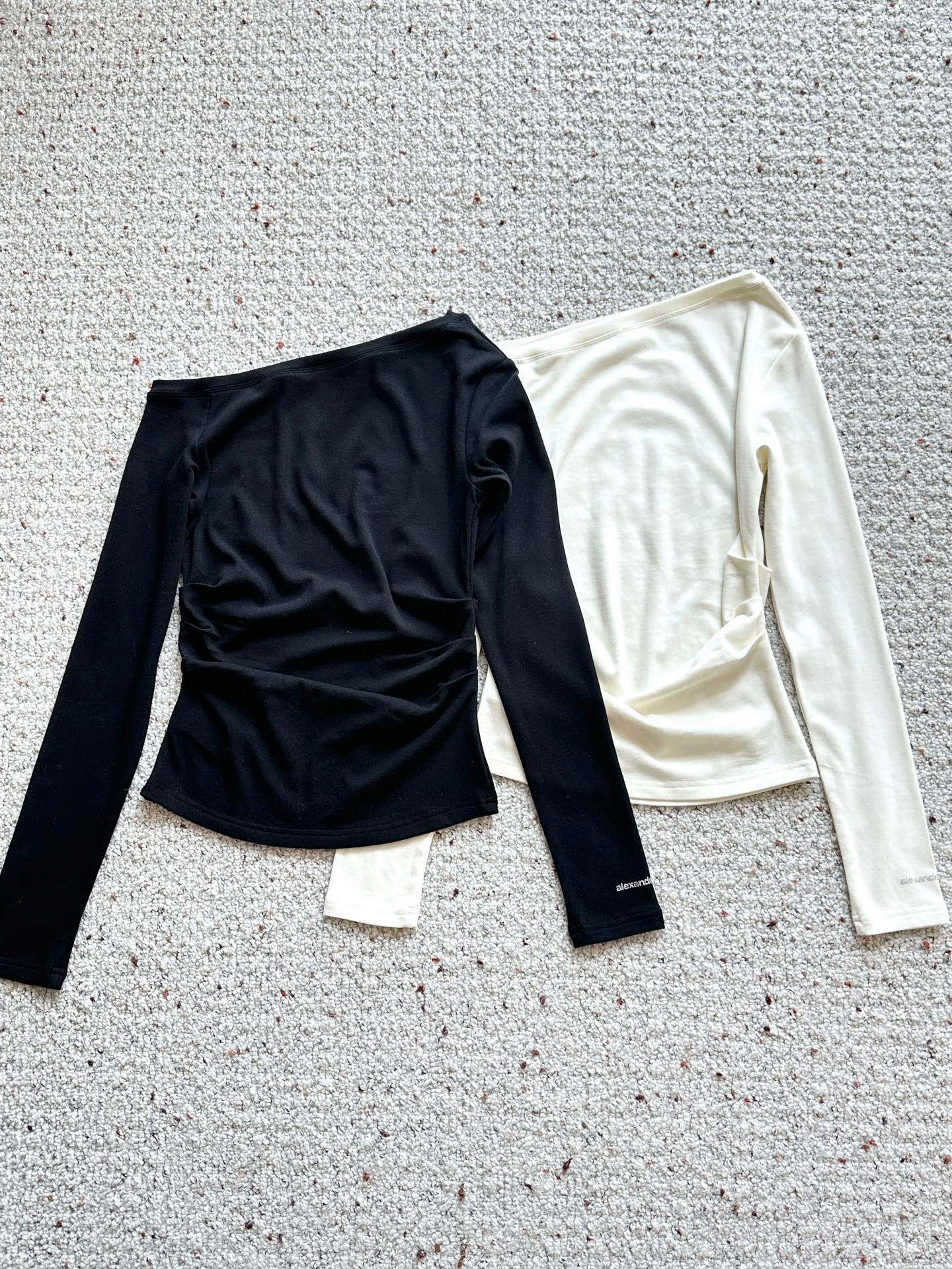 🛒𝐍𝐄𝐖 · 𝟐𝟎𝟐5/爆款现货设计师 原创｜2025新款斜肩打底衫云感舒适的系列！上身的触感谁穿谁知道