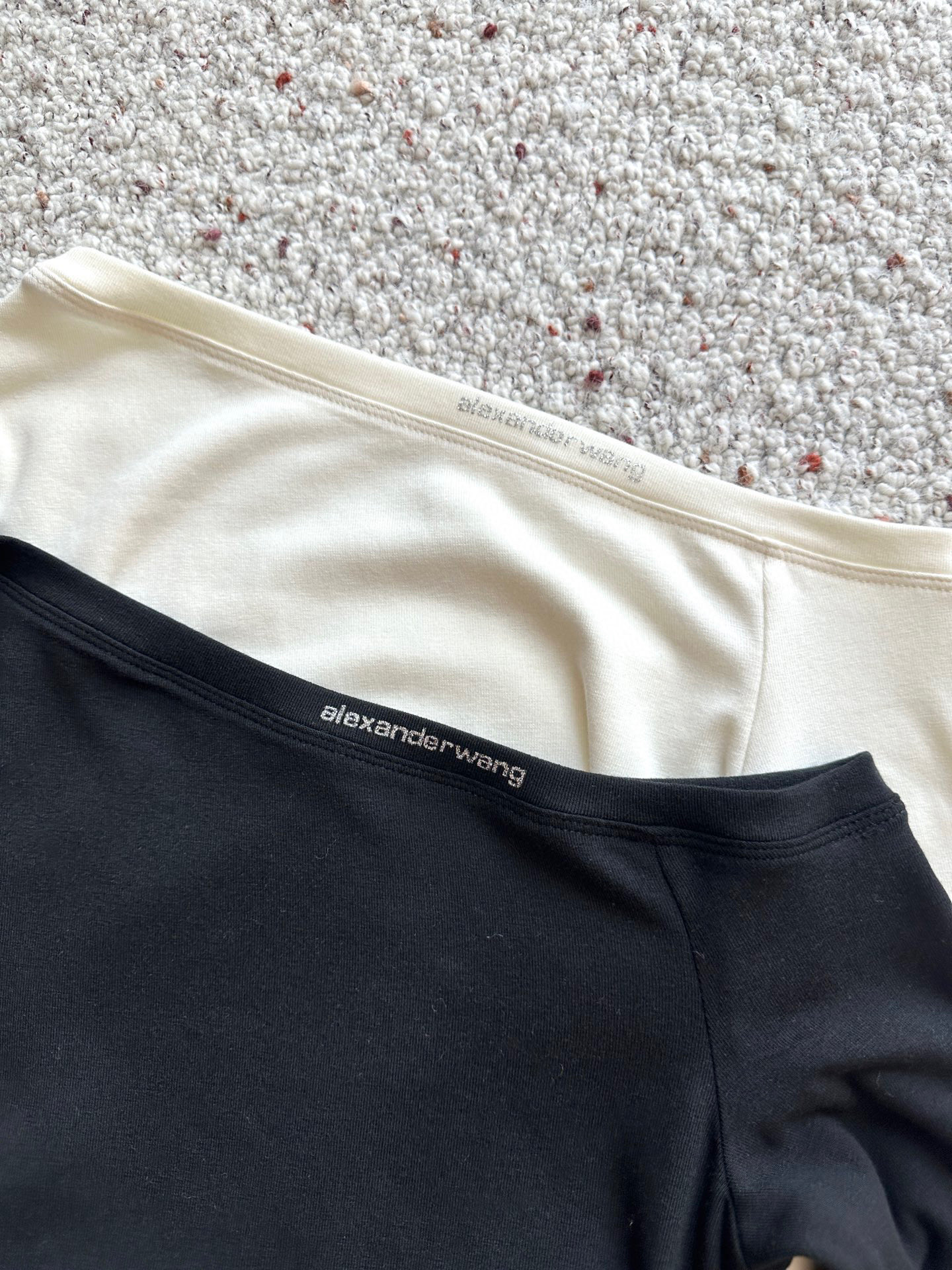 🛒𝐍𝐄𝐖 · 𝟐𝟎𝟐5/爆款现货设计师 原创｜2025新款斜肩打底衫云感舒适的系列！上身的触感谁穿谁知道