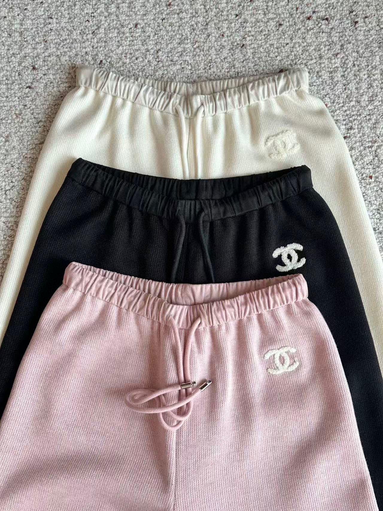 🛒𝐍𝐄𝐖 · 𝟐𝟎𝟐5/爆款现货原单品质 设计师｜女神同款植绒绣花休闲裤这款裤子选用优质面料，工艺设计，