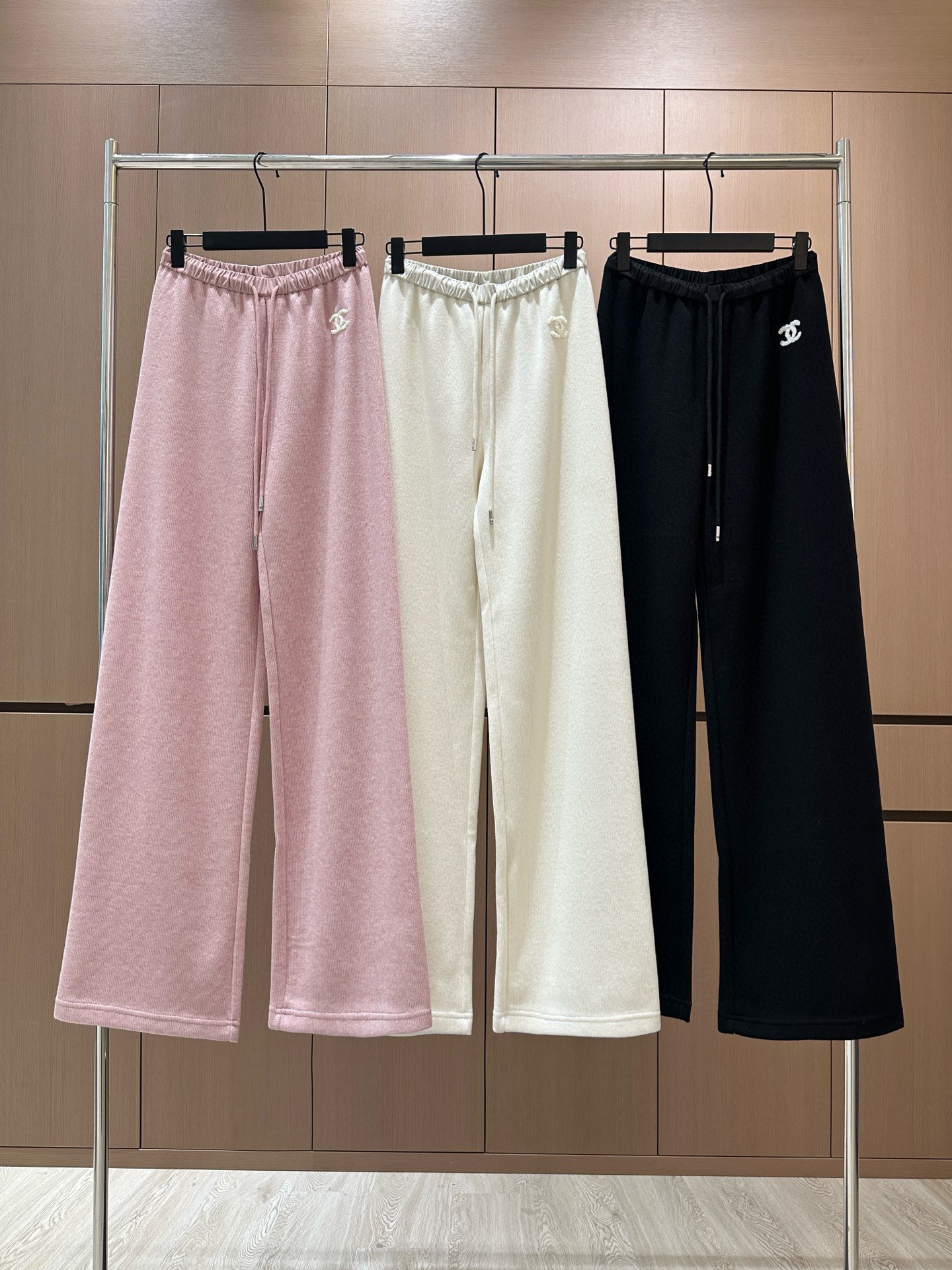 🛒𝐍𝐄𝐖 · 𝟐𝟎𝟐5/爆款现货原单品质 设计师｜女神同款植绒绣花休闲裤这款裤子选用优质面料，工艺设计，