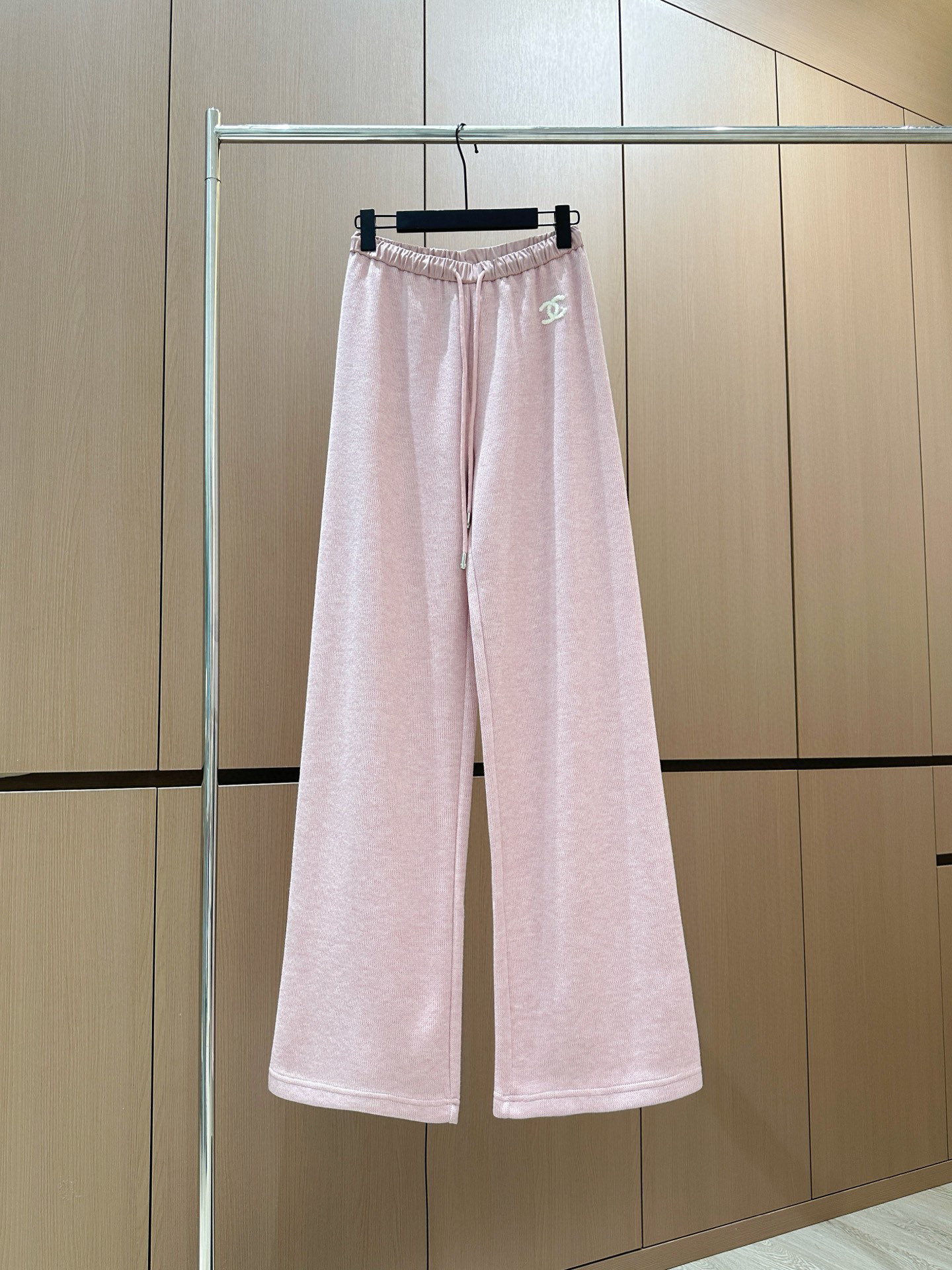 🛒𝐍𝐄𝐖 · 𝟐𝟎𝟐5/爆款现货原单品质 设计师｜女神同款植绒绣花休闲裤这款裤子选用优质面料，工艺设计，