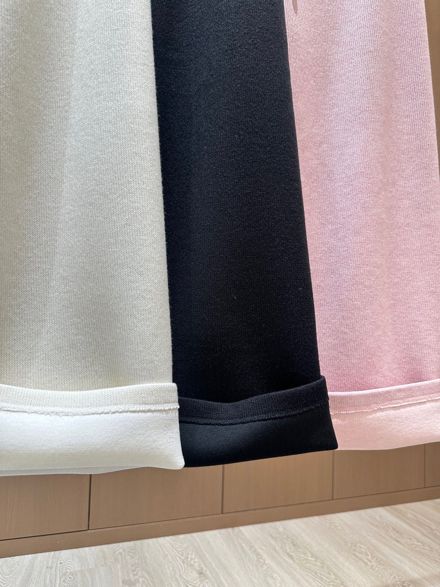 🛒𝐍𝐄𝐖 · 𝟐𝟎𝟐5/爆款现货原单品质 设计师｜女神同款植绒绣花休闲裤这款裤子选用优质面料，工艺设计，