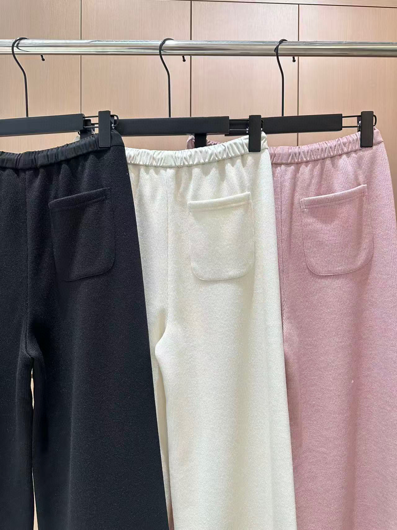 🛒𝐍𝐄𝐖 · 𝟐𝟎𝟐5/爆款现货原单品质 设计师｜女神同款植绒绣花休闲裤这款裤子选用优质面料，工艺设计，