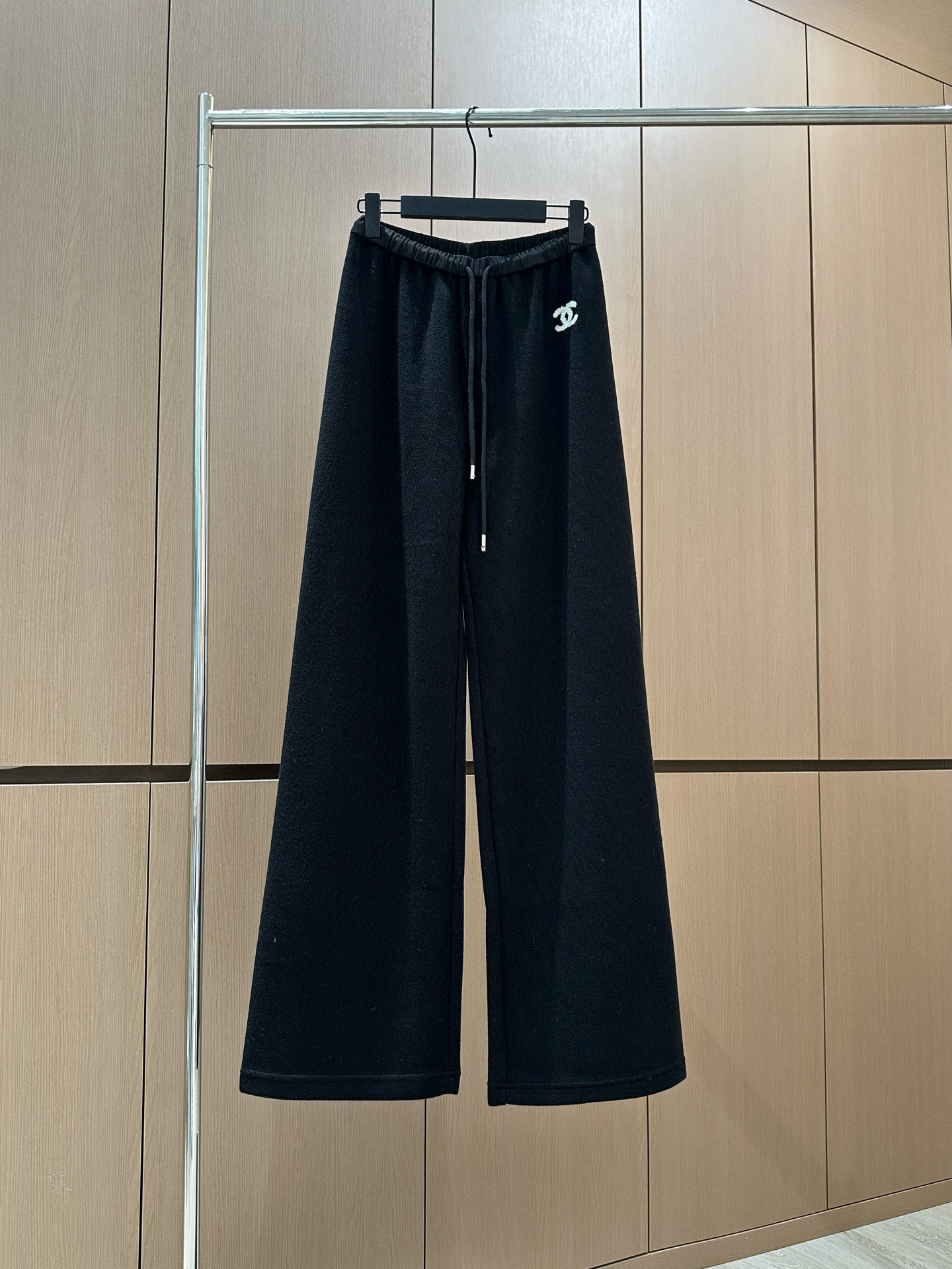 🛒𝐍𝐄𝐖 · 𝟐𝟎𝟐5/爆款现货原单品质 设计师｜女神同款植绒绣花休闲裤这款裤子选用优质面料，工艺设计，