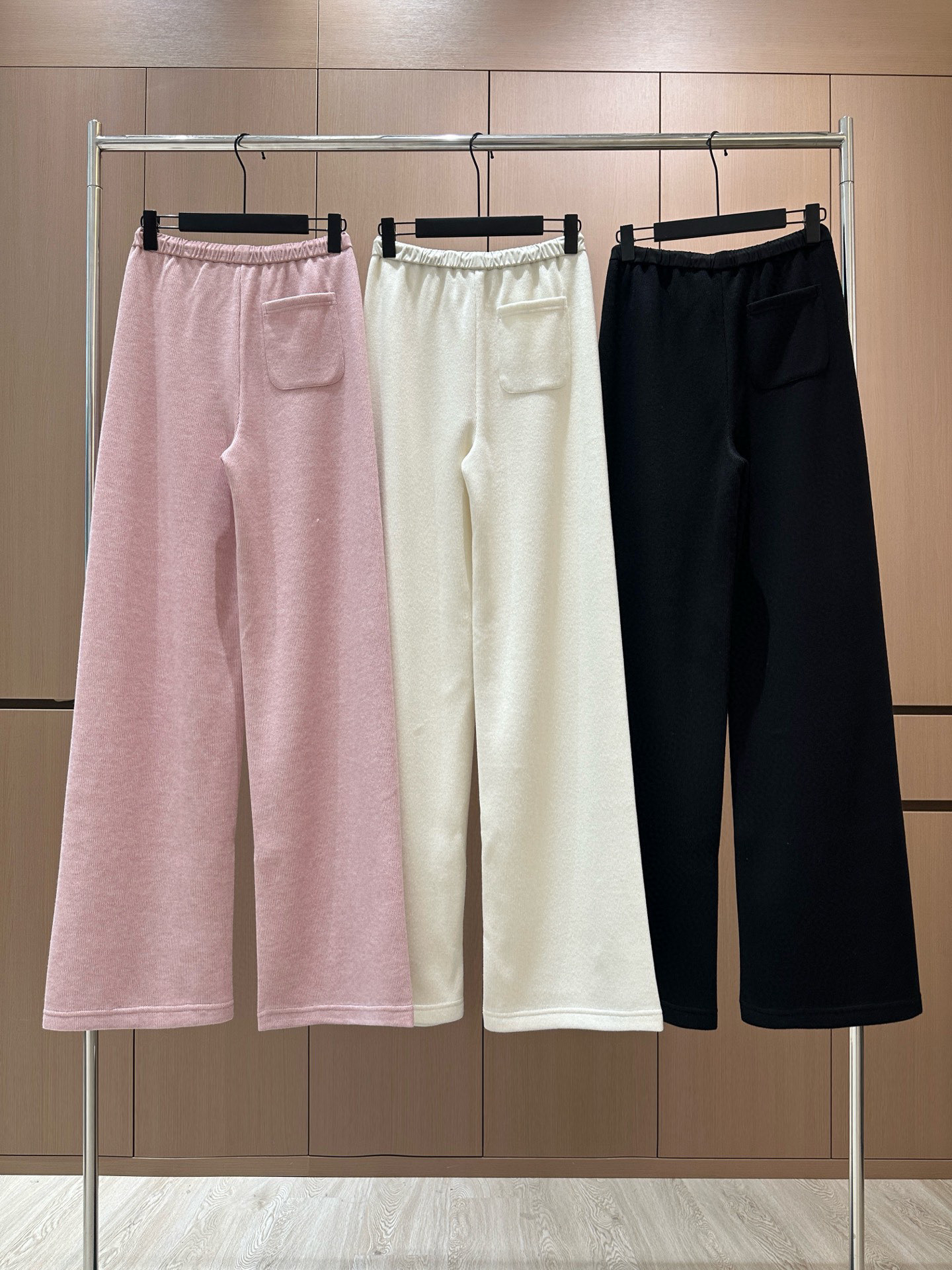 🛒𝐍𝐄𝐖 · 𝟐𝟎𝟐5/爆款现货原单品质 设计师｜女神同款植绒绣花休闲裤这款裤子选用优质面料，工艺设计，