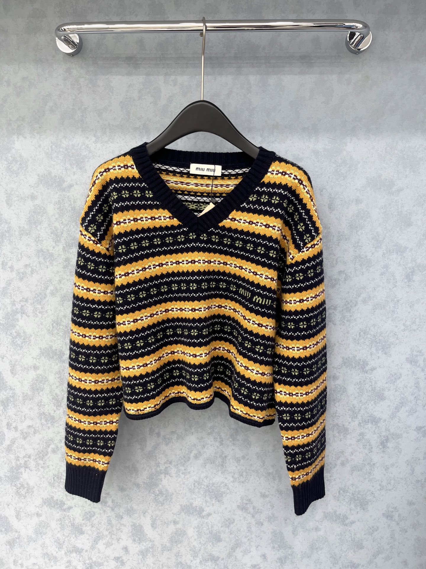 🛒𝐍𝐄𝐖 · 𝟐𝟎𝟐5/爆款现货【原版定制】𝐌𝐢𝐮𝐌𝐢*｜25新款美式羊绒羊毛V领毛衣 秋意渐浓的氛围感