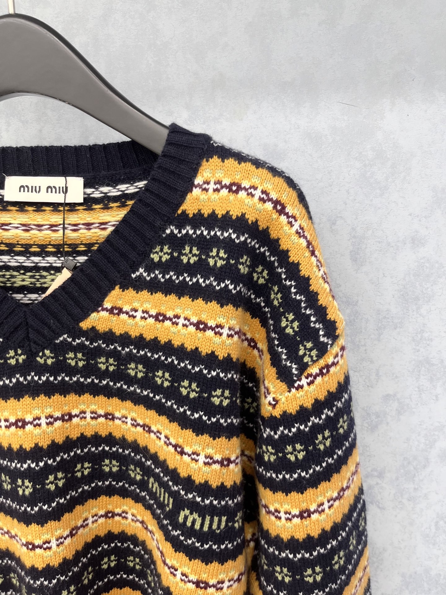 🛒𝐍𝐄𝐖 · 𝟐𝟎𝟐5/爆款现货【原版定制】𝐌𝐢𝐮𝐌𝐢*｜25新款美式羊绒羊毛V领毛衣 秋意渐浓的氛围感