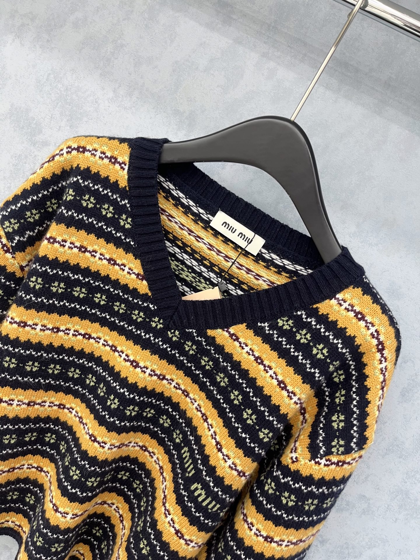 🛒𝐍𝐄𝐖 · 𝟐𝟎𝟐5/爆款现货【原版定制】𝐌𝐢𝐮𝐌𝐢*｜25新款美式羊绒羊毛V领毛衣 秋意渐浓的氛围感