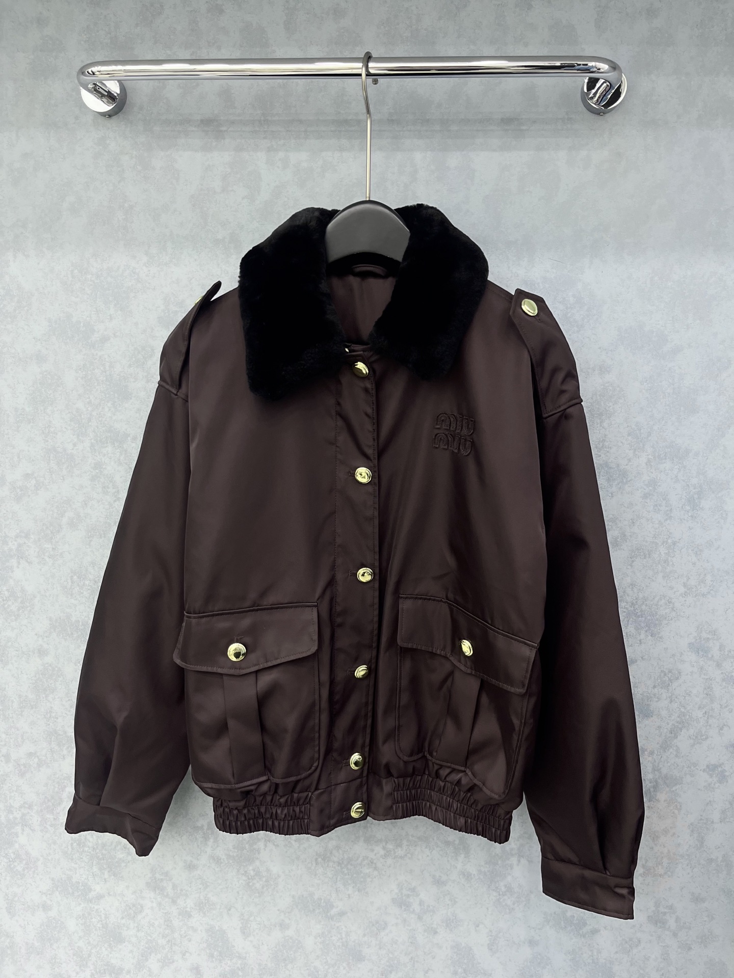 🛒𝐍𝐄𝐖 · 𝟐𝟎𝟐5/爆款现货原单品质 Miu Mi *｜25秋冬新品撞色毛领翻领棉服外套定制金色纽扣