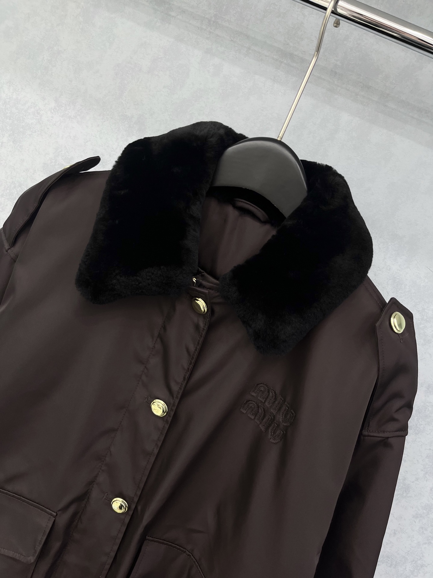 🛒𝐍𝐄𝐖 · 𝟐𝟎𝟐5/爆款现货原单品质 Miu Mi *｜25秋冬新品撞色毛领翻领棉服外套定制金色纽扣
