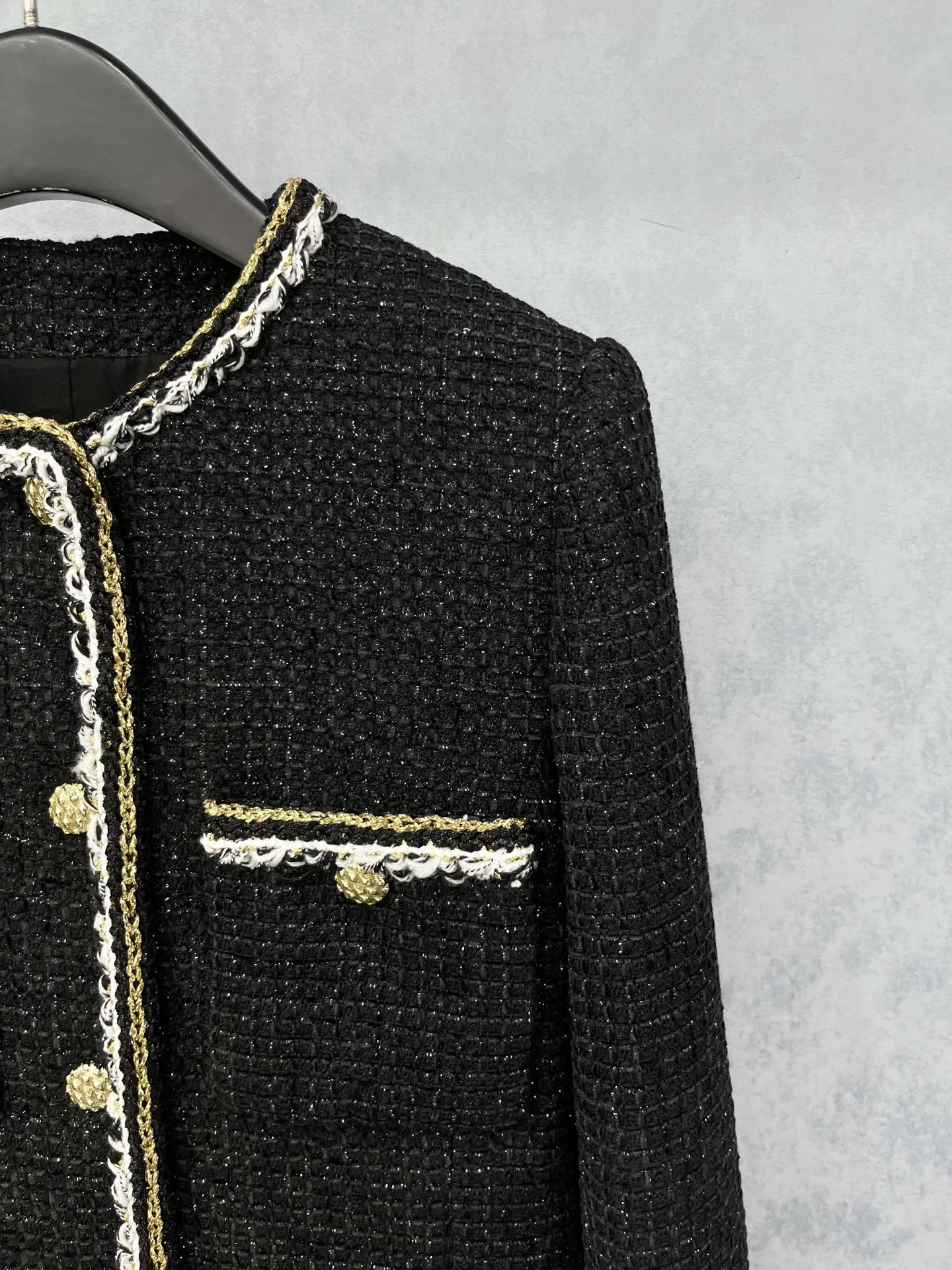 🛒𝐍𝐄𝐖 · 𝟐𝟎𝟐5/爆款现货【原版定制】Chane*｜2025新品黑金配色粗花呢圆领长款外套定制YB