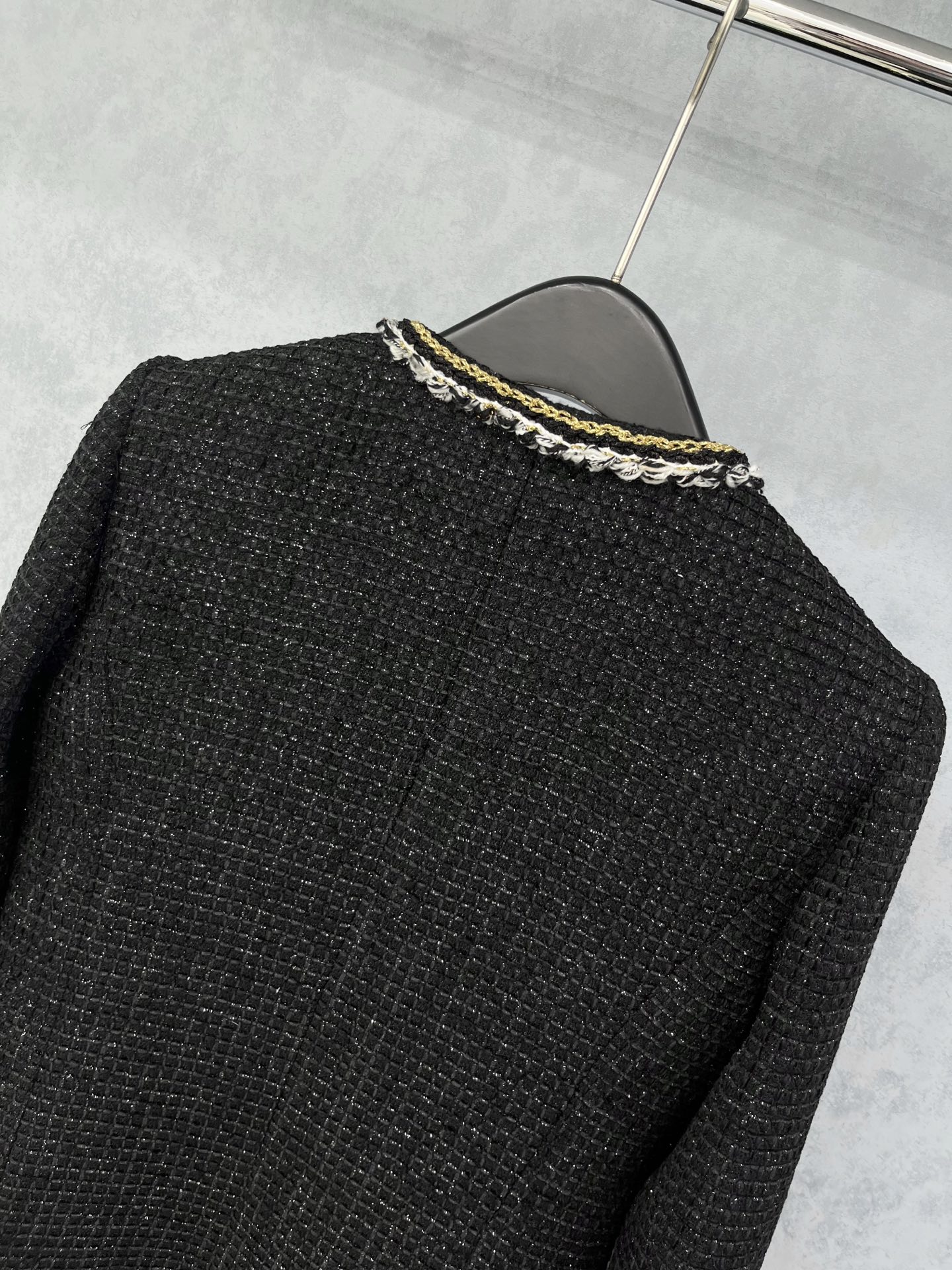 🛒𝐍𝐄𝐖 · 𝟐𝟎𝟐5/爆款现货【原版定制】Chane*｜2025新品黑金配色粗花呢圆领长款外套定制YB