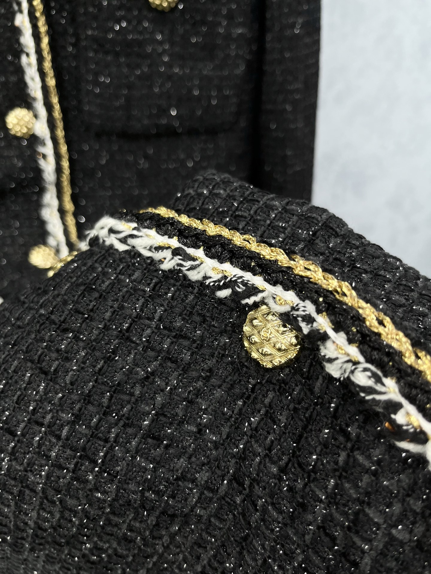 🛒𝐍𝐄𝐖 · 𝟐𝟎𝟐5/爆款现货【原版定制】Chane*｜2025新品黑金配色粗花呢圆领长款外套定制YB