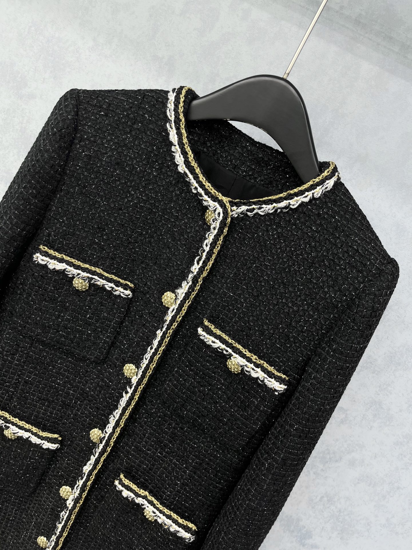 🛒𝐍𝐄𝐖 · 𝟐𝟎𝟐5/爆款现货【原版定制】Chane*｜2025新品黑金配色粗花呢圆领长款外套定制YB