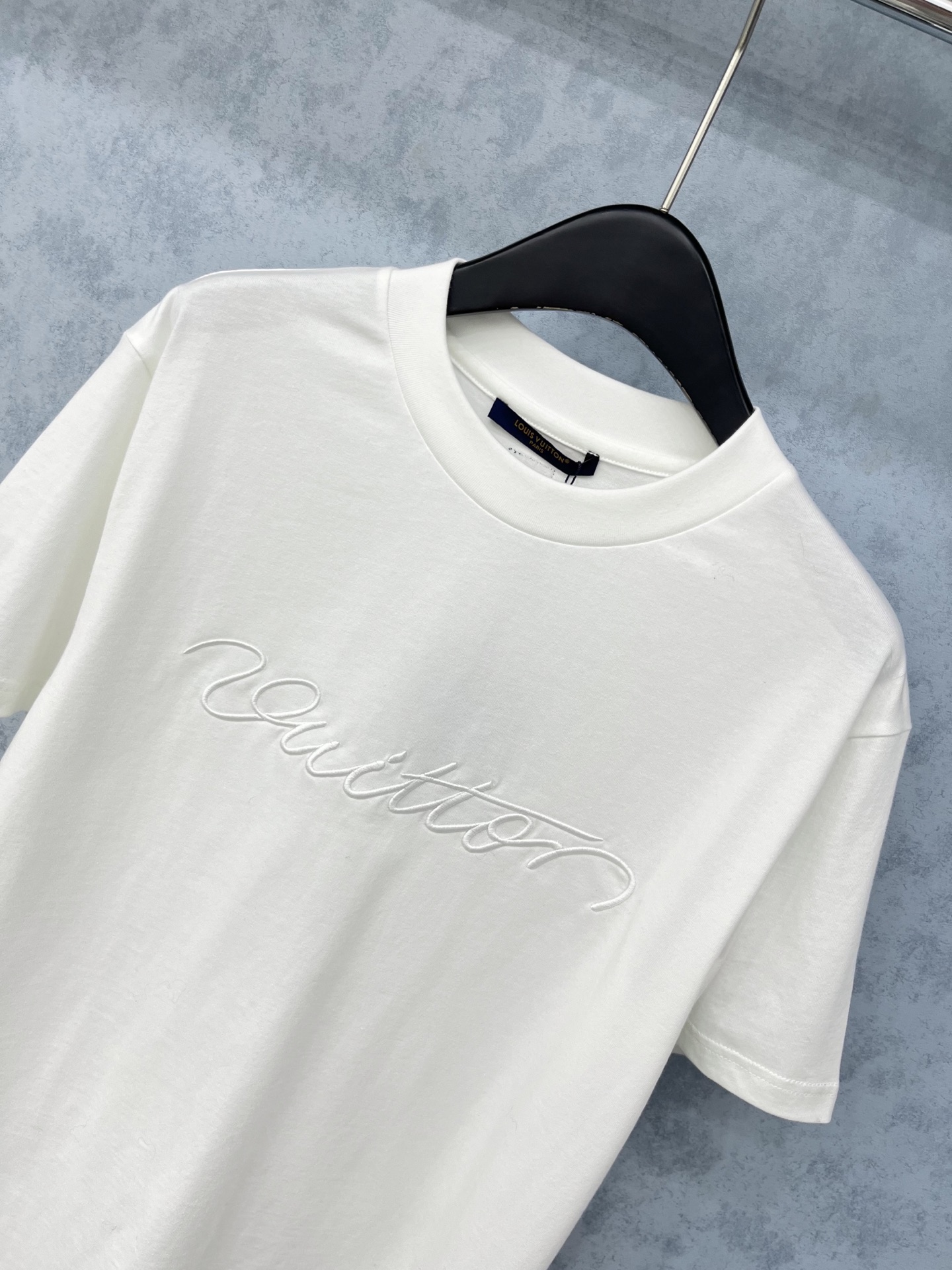 🛒𝐍𝐄𝐖 · 𝟐𝟎𝟐5/爆款现货原单品质 Lv ｜25新品刺绣字母短袖T恤精致宽松版型上身巨显瘦！男女同