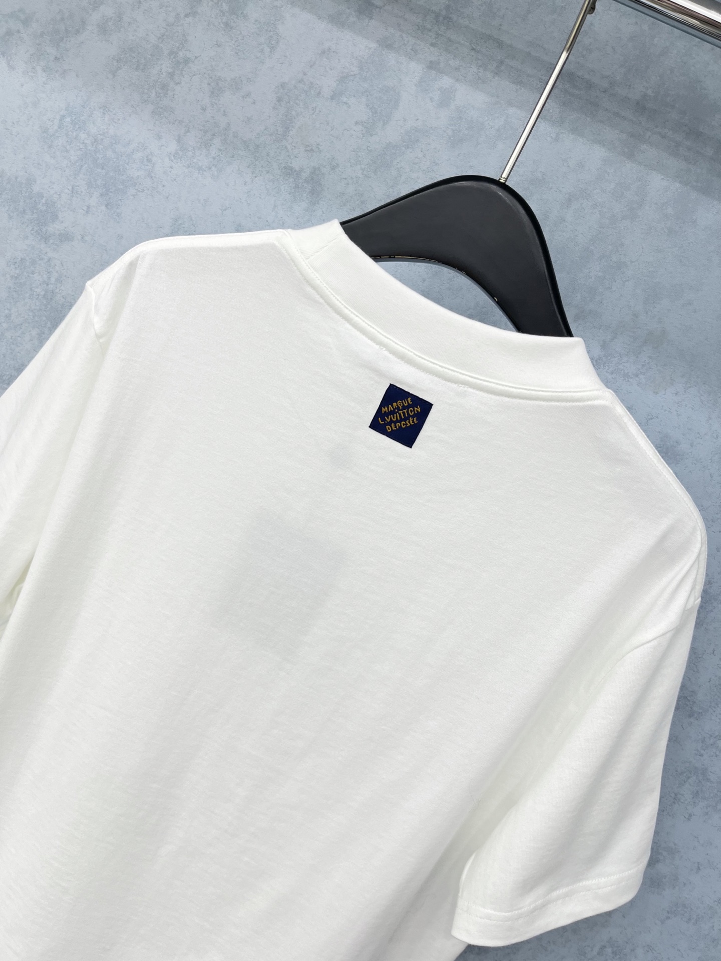 🛒𝐍𝐄𝐖 · 𝟐𝟎𝟐5/爆款现货原单品质 Lv ｜25新品刺绣字母短袖T恤精致宽松版型上身巨显瘦！男女同