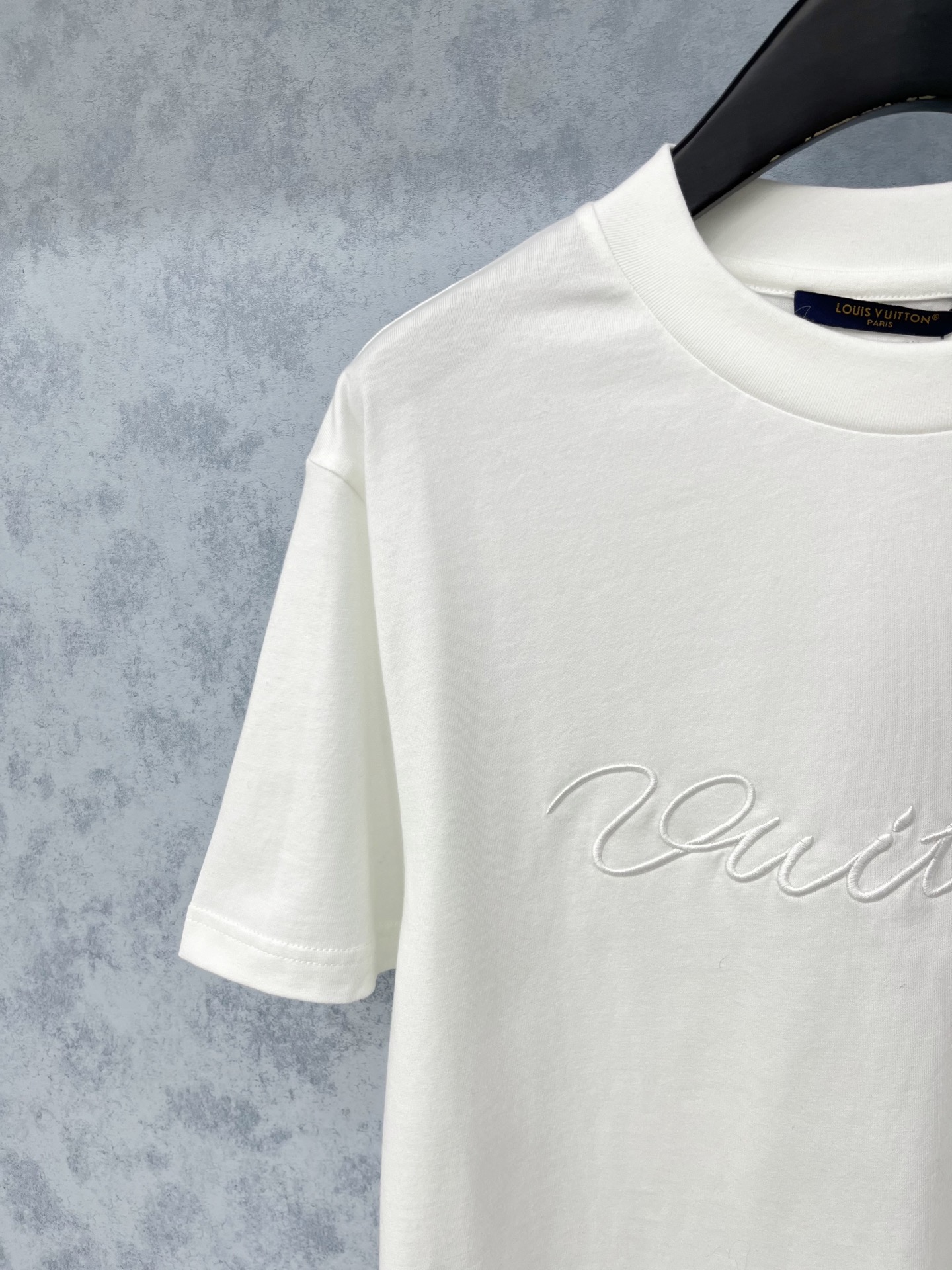 🛒𝐍𝐄𝐖 · 𝟐𝟎𝟐5/爆款现货原单品质 Lv ｜25新品刺绣字母短袖T恤精致宽松版型上身巨显瘦！男女同