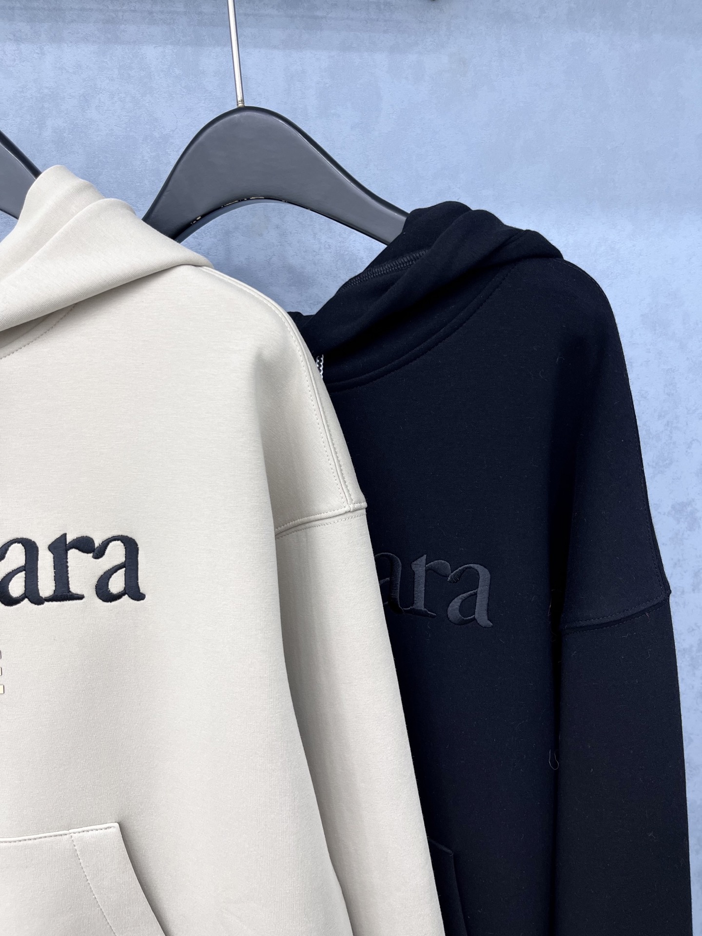 🛒𝐍𝐄𝐖 · 𝟐𝟎𝟐5/爆款现货【原版定制】Max*｜25经典撞色刺绣翻领卫衣干净利落的裁剪，落肩宽松慵