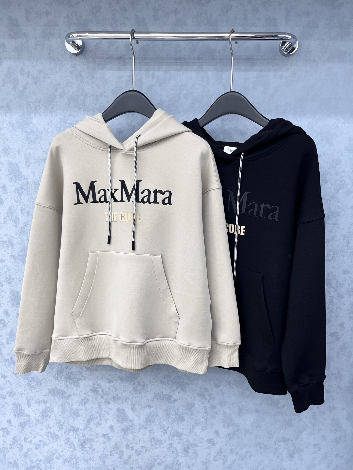 🛒𝐍𝐄𝐖 · 𝟐𝟎𝟐5/爆款现货【原版定制】Max*｜25经典撞色刺绣翻领卫衣干净利落的裁剪，落肩宽松慵