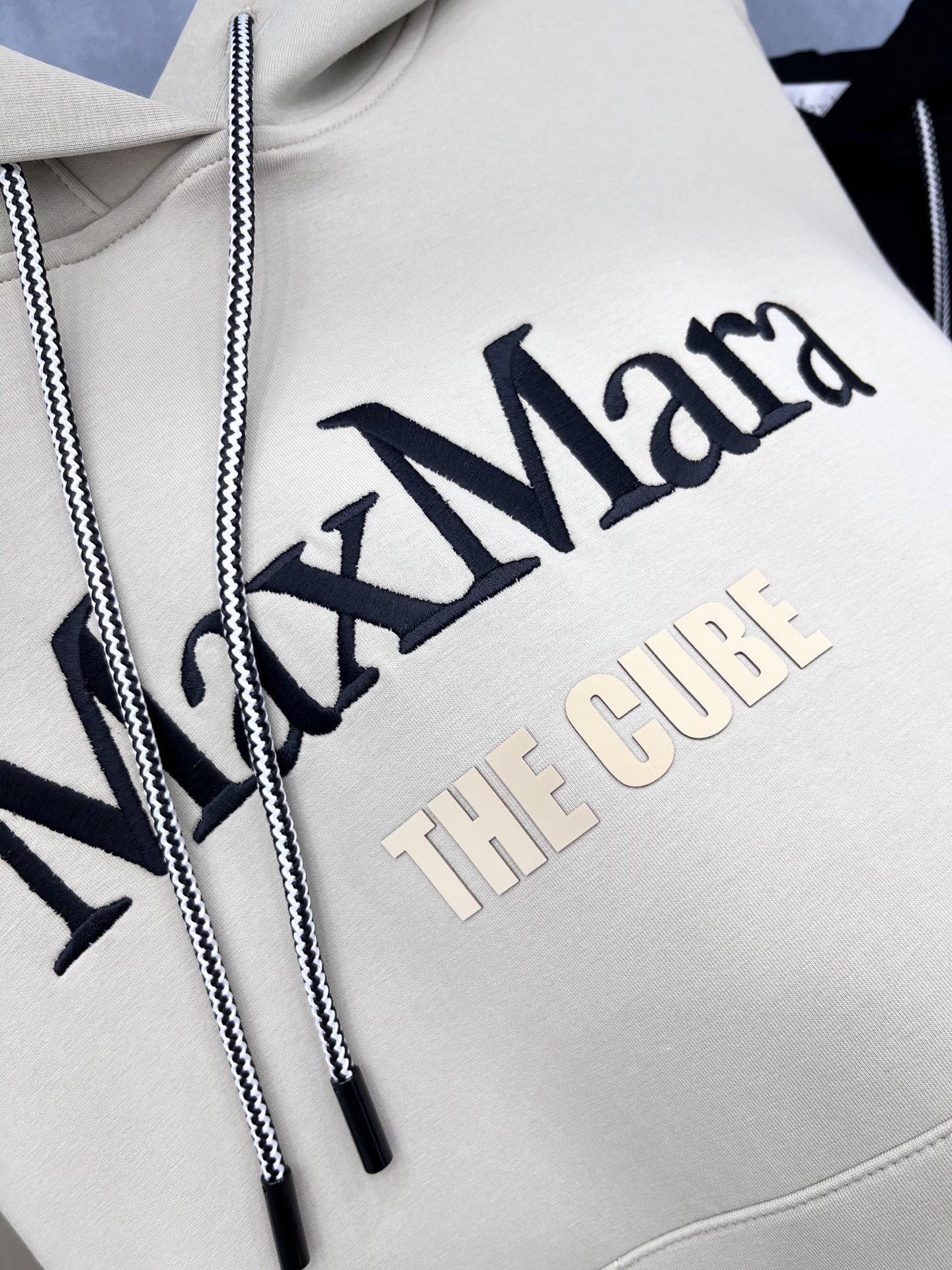 🛒𝐍𝐄𝐖 · 𝟐𝟎𝟐5/爆款现货【原版定制】Max*｜25经典撞色刺绣翻领卫衣干净利落的裁剪，落肩宽松慵