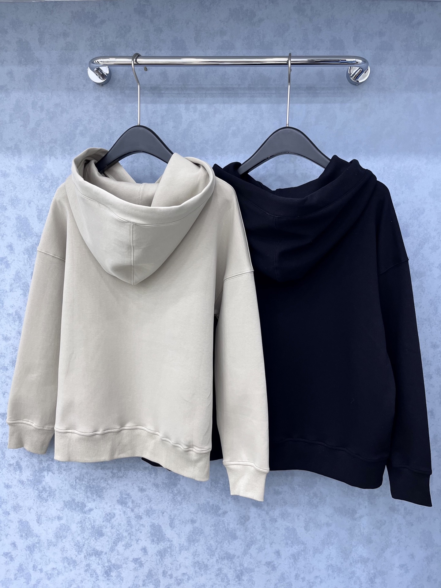 🛒𝐍𝐄𝐖 · 𝟐𝟎𝟐5/爆款现货【原版定制】Max*｜25经典撞色刺绣翻领卫衣干净利落的裁剪，落肩宽松慵