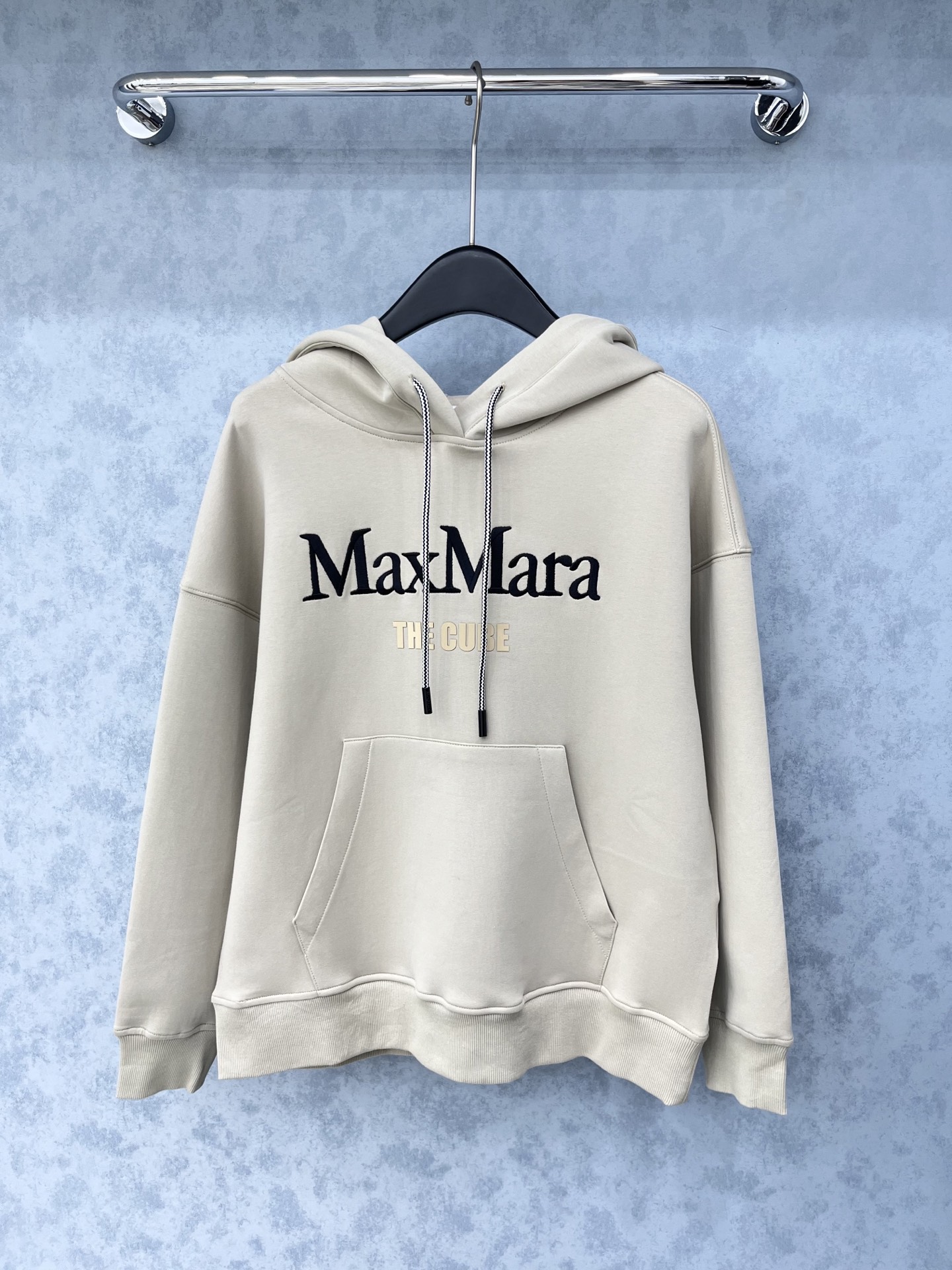 🛒𝐍𝐄𝐖 · 𝟐𝟎𝟐5/爆款现货【原版定制】Max*｜25经典撞色刺绣翻领卫衣干净利落的裁剪，落肩宽松慵