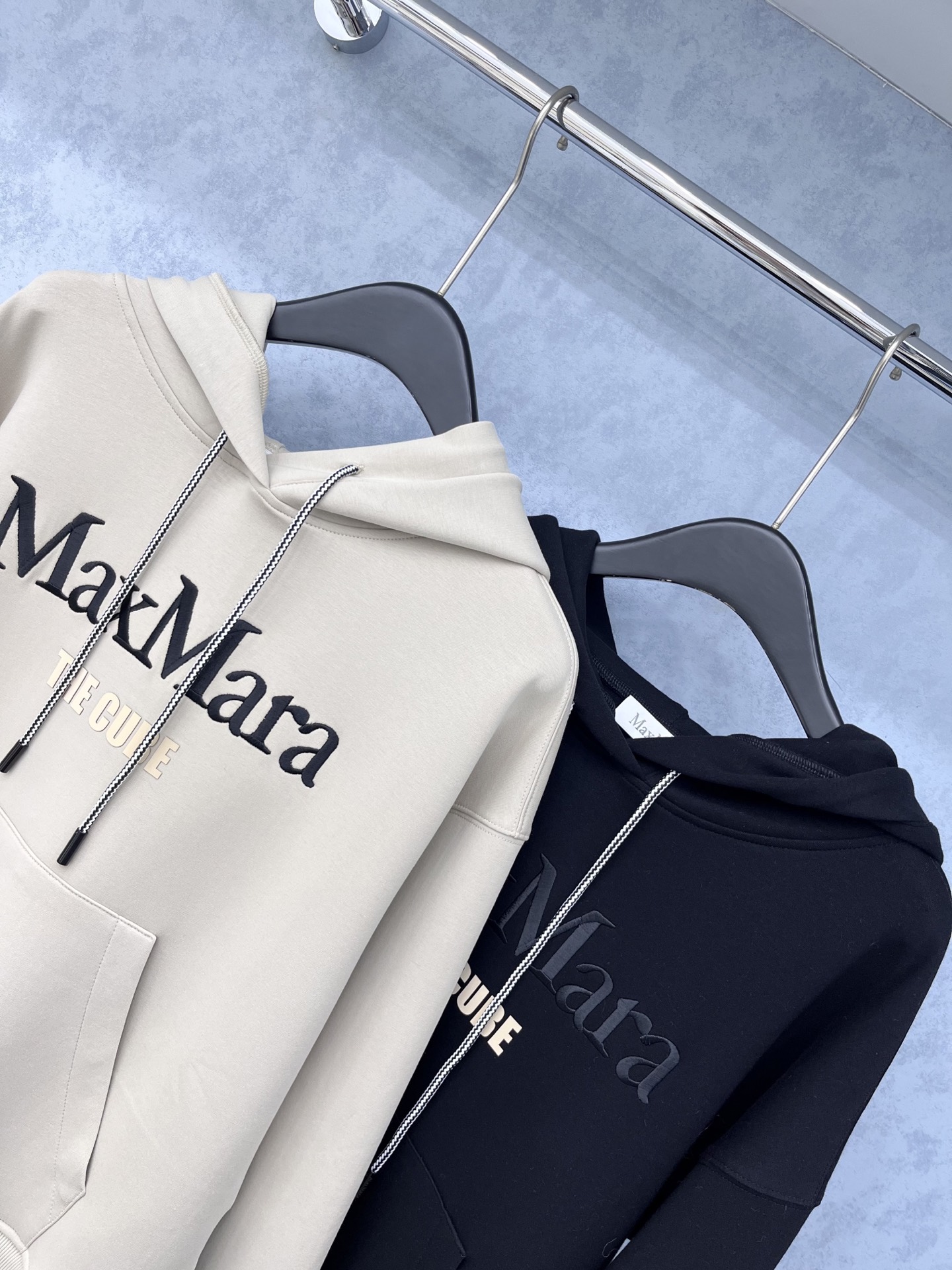 🛒𝐍𝐄𝐖 · 𝟐𝟎𝟐5/爆款现货【原版定制】Max*｜25经典撞色刺绣翻领卫衣干净利落的裁剪，落肩宽松慵