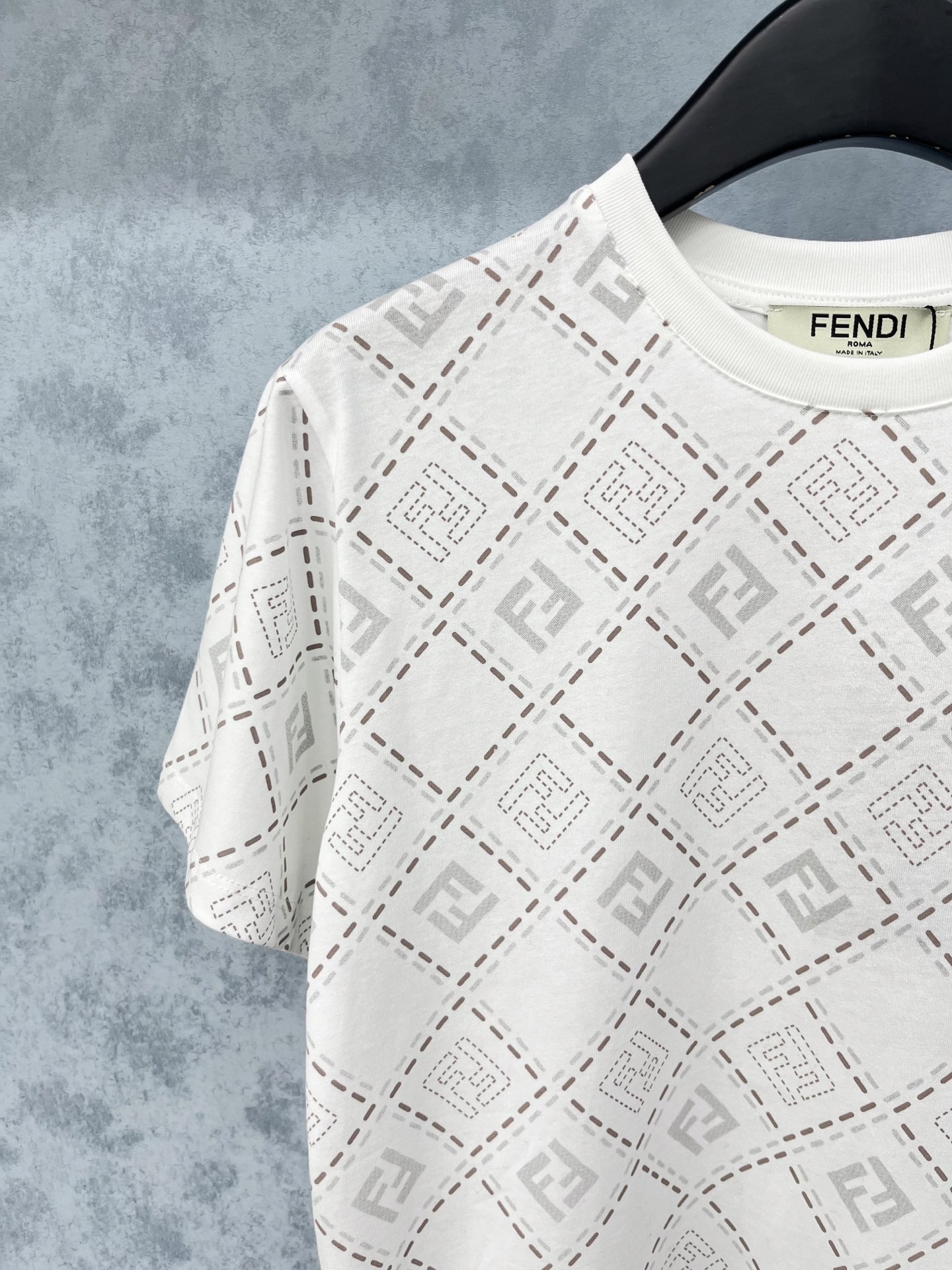 🛒𝐍𝐄𝐖 · 𝟐𝟎𝟐5/爆款现货原单品质 Fend*｜25新品印花短袖T恤精致版型上身巨显瘦！定制最新工