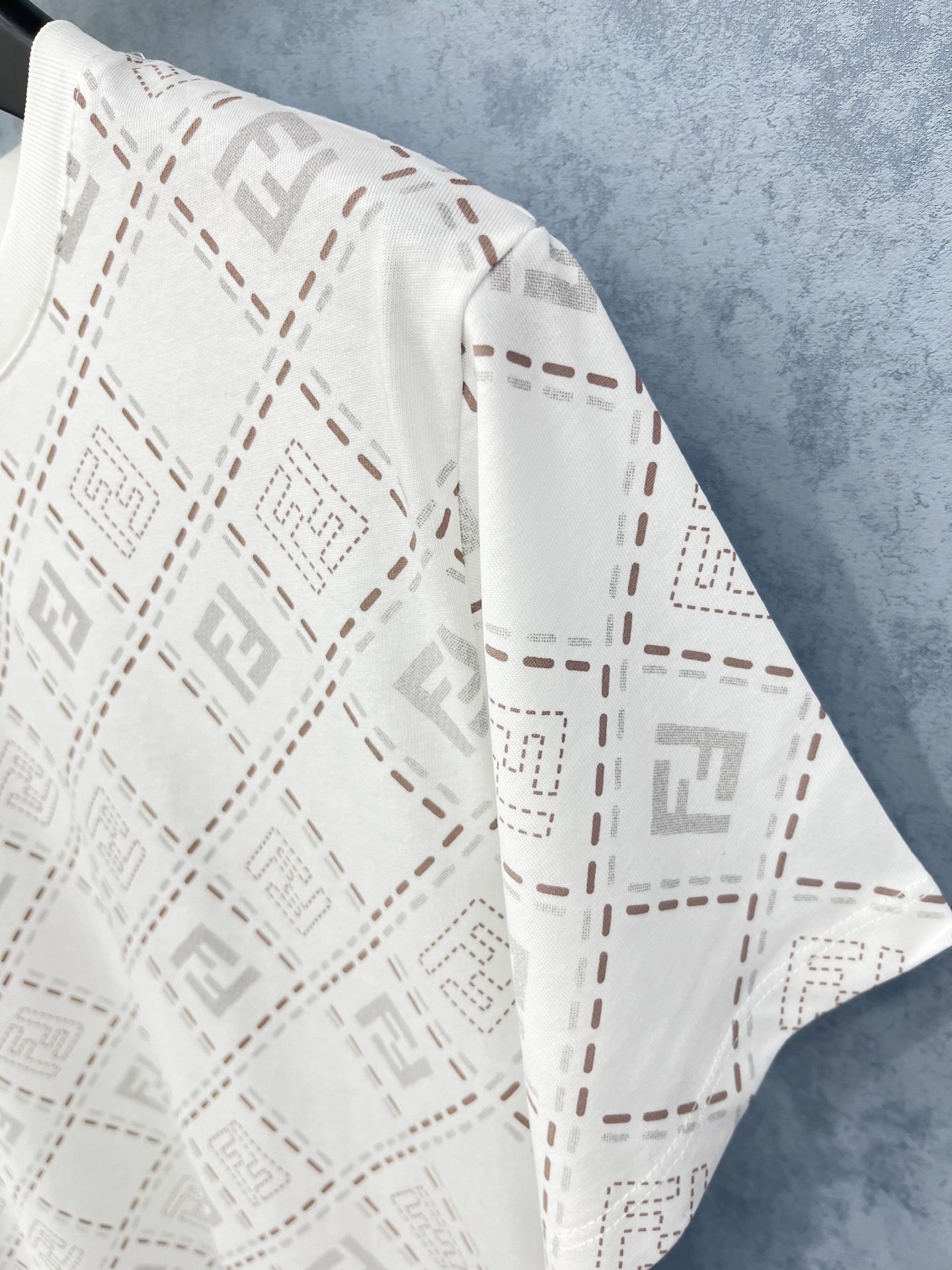 🛒𝐍𝐄𝐖 · 𝟐𝟎𝟐5/爆款现货原单品质 Fend*｜25新品印花短袖T恤精致版型上身巨显瘦！定制最新工