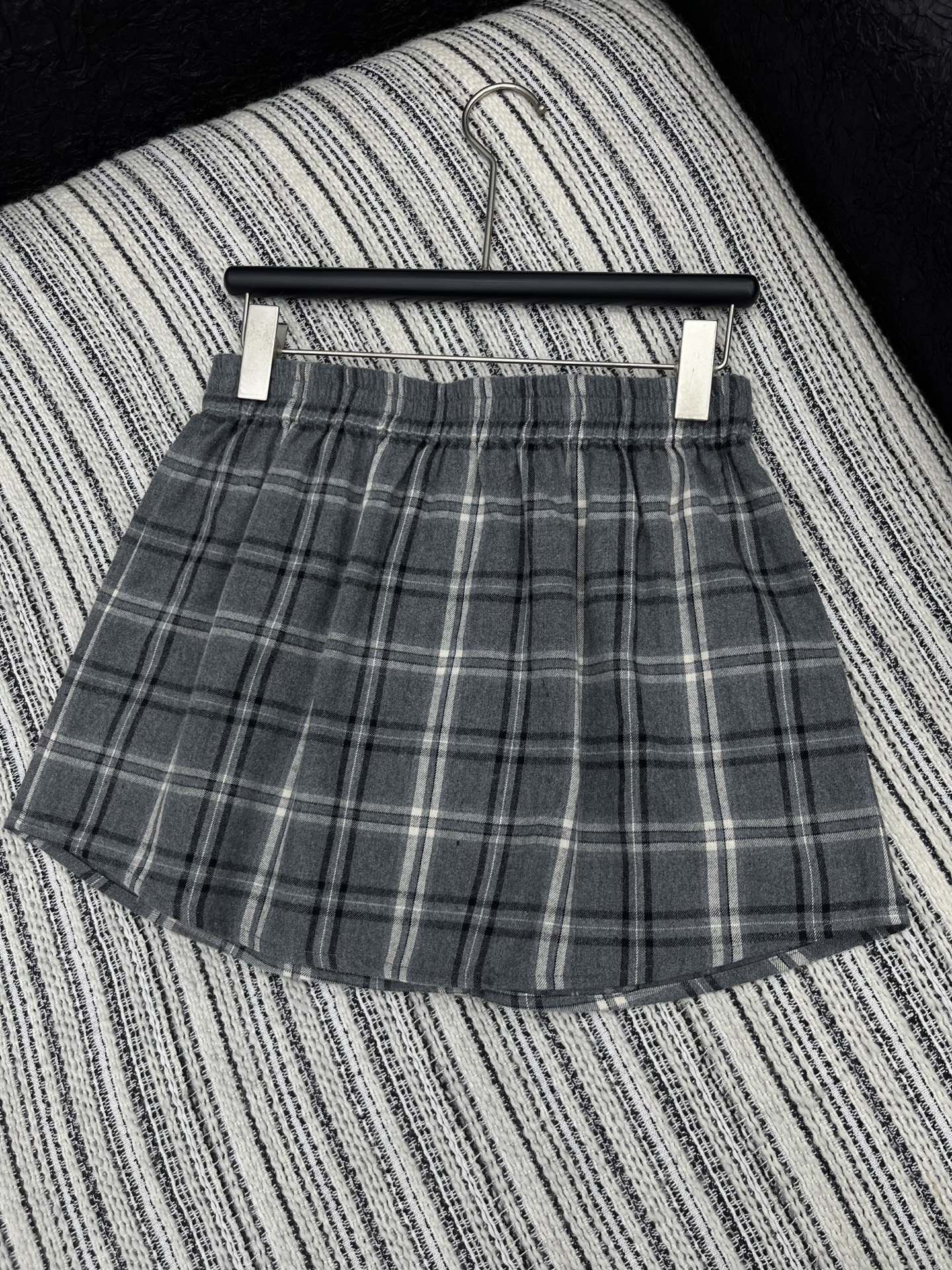 🛒𝐍𝐄𝐖 · 𝟐𝟎𝟐5/爆款现货【原版定制】 Miu Mi *｜2025新品格纹松紧半裙对比🆚品质 定制