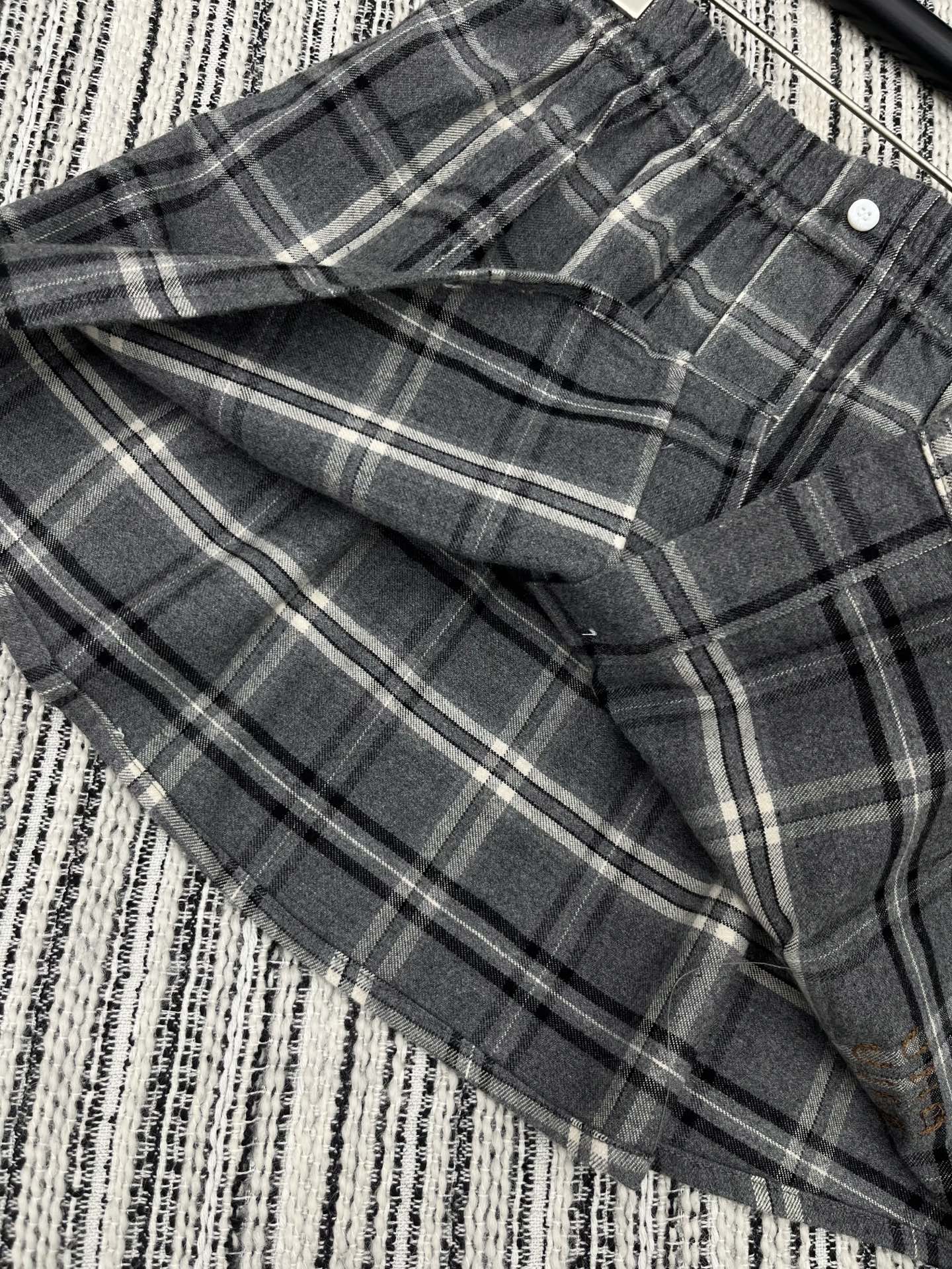 🛒𝐍𝐄𝐖 · 𝟐𝟎𝟐5/爆款现货【原版定制】 Miu Mi *｜2025新品格纹松紧半裙对比🆚品质 定制