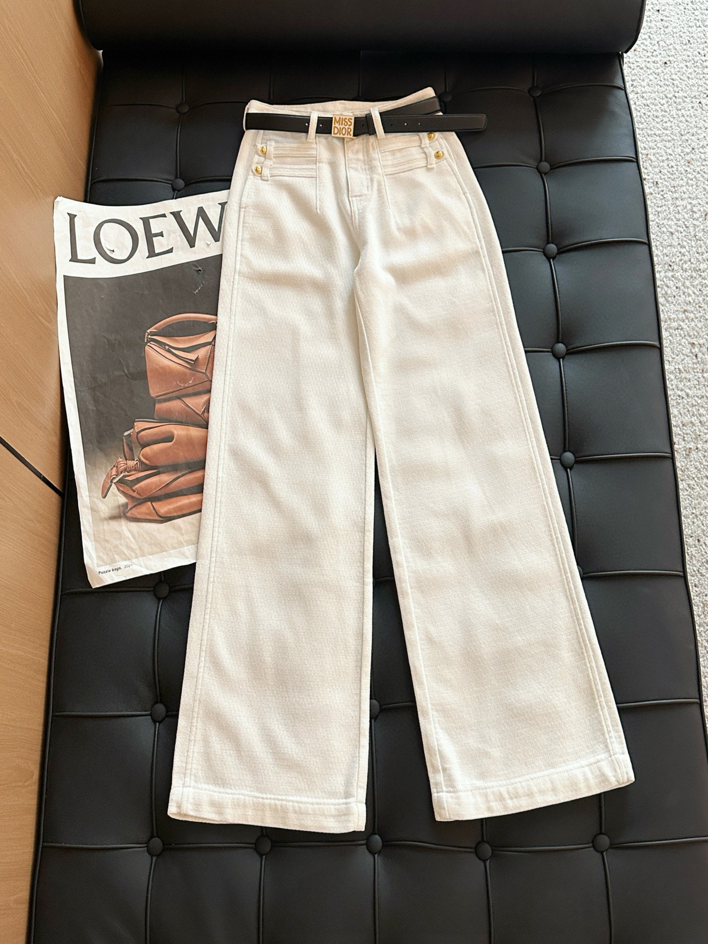 🛒𝐍𝐄𝐖 · 𝟐𝟎𝟐5/爆款现货设计师原创｜2025金色盘扣牛仔裤【配腰带】定制YB斜纹棉牛仔材质 工艺