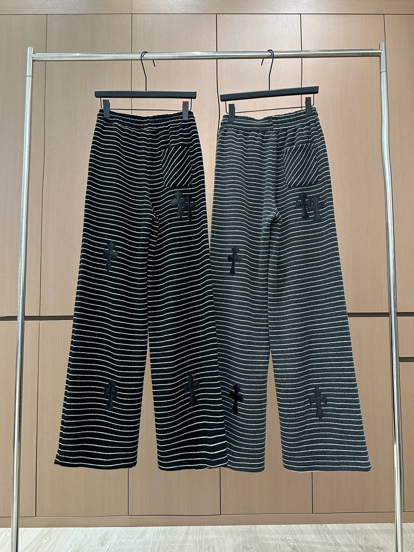 🛒𝐍𝐄𝐖 · 𝟐𝟎𝟐5/爆款现货设计师 原创｜松紧腰头抽绳条纹休闲裤高品质面料质感柔软细腻舒适。撞色贴布