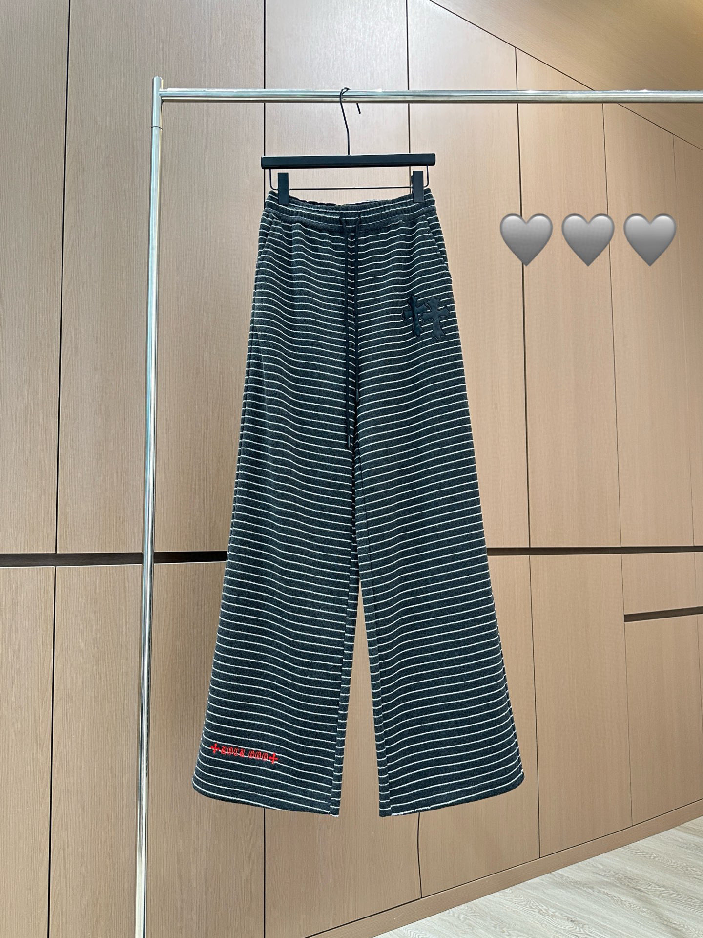 🛒𝐍𝐄𝐖 · 𝟐𝟎𝟐5/爆款现货设计师 原创｜松紧腰头抽绳条纹休闲裤高品质面料质感柔软细腻舒适。撞色贴布