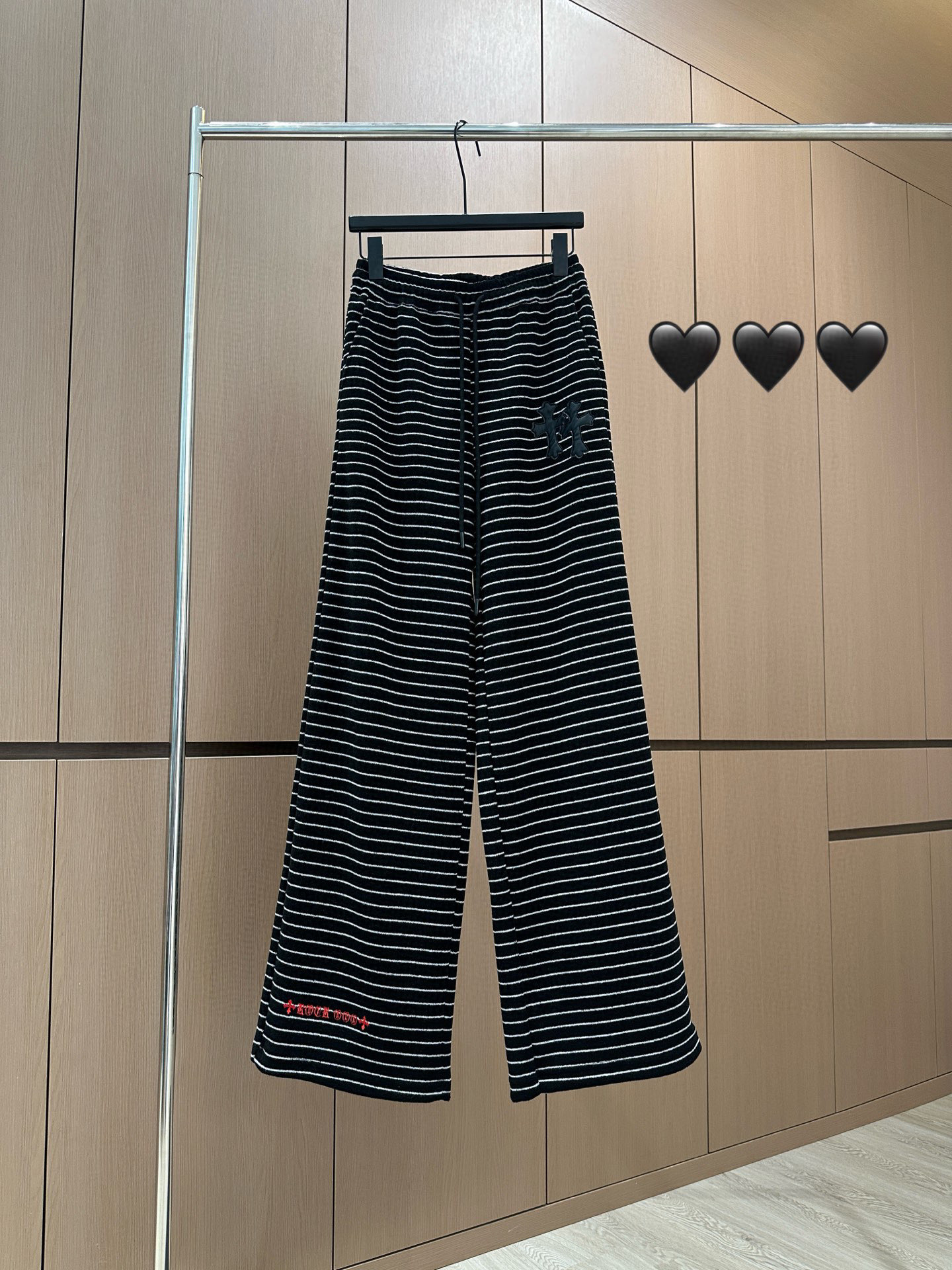 🛒𝐍𝐄𝐖 · 𝟐𝟎𝟐5/爆款现货设计师 原创｜松紧腰头抽绳条纹休闲裤高品质面料质感柔软细腻舒适。撞色贴布