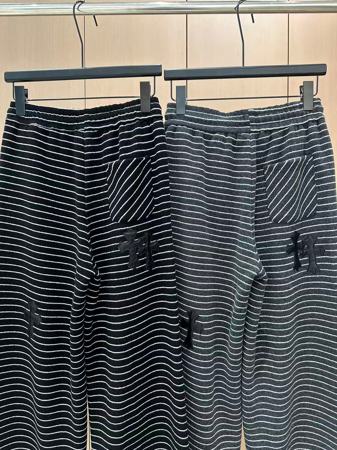 🛒𝐍𝐄𝐖 · 𝟐𝟎𝟐5/爆款现货设计师 原创｜松紧腰头抽绳条纹休闲裤高品质面料质感柔软细腻舒适。撞色贴布