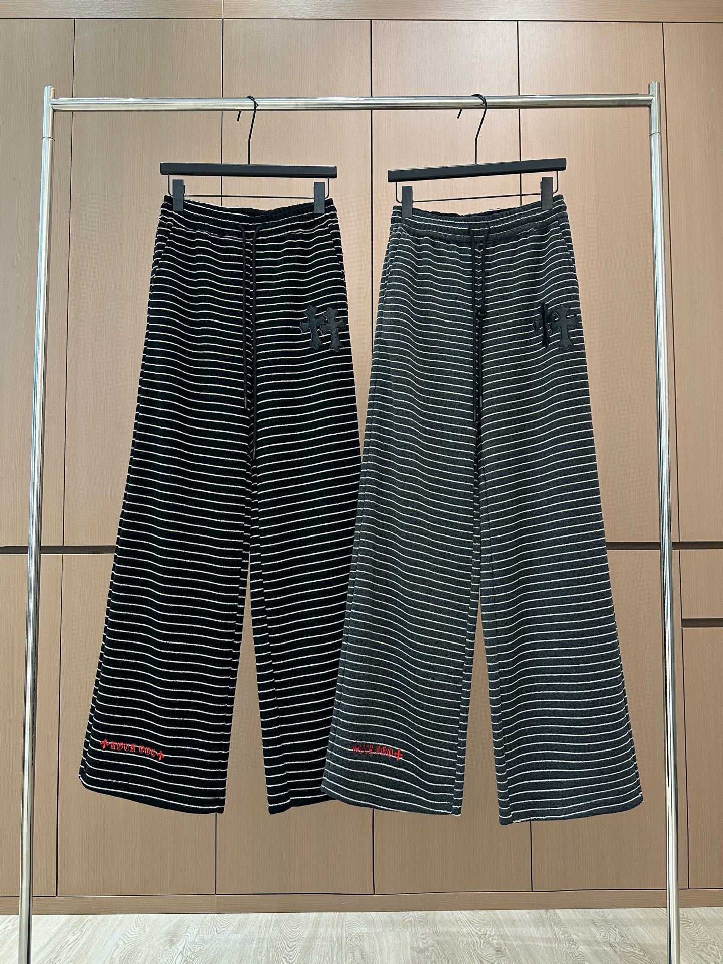 🛒𝐍𝐄𝐖 · 𝟐𝟎𝟐5/爆款现货设计师 原创｜松紧腰头抽绳条纹休闲裤高品质面料质感柔软细腻舒适。撞色贴布