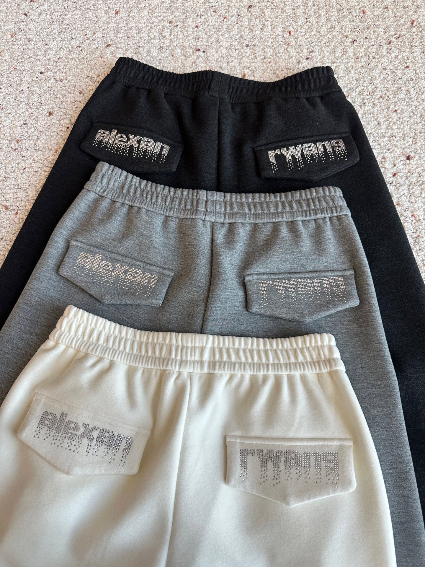 🛒𝐍𝐄𝐖 · 𝟐𝟎𝟐5/爆款现货原单品质 设计师｜女神同款烫钻休闲裤这款裤子选用优质面料，工艺设计，清新