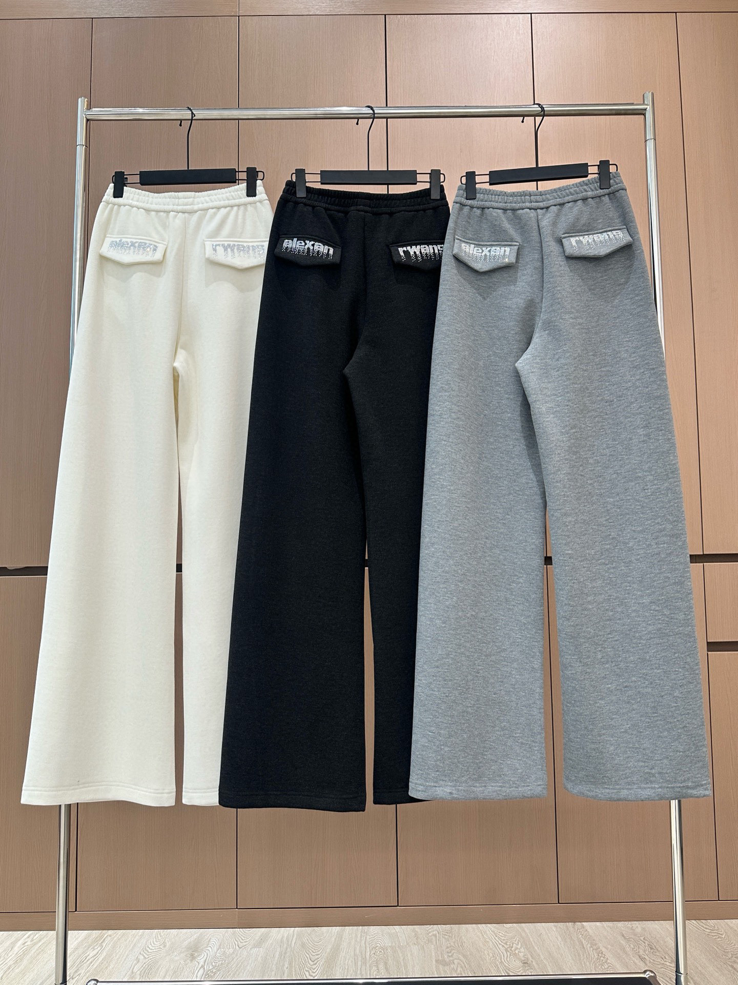 🛒𝐍𝐄𝐖 · 𝟐𝟎𝟐5/爆款现货原单品质 设计师｜女神同款烫钻休闲裤这款裤子选用优质面料，工艺设计，清新